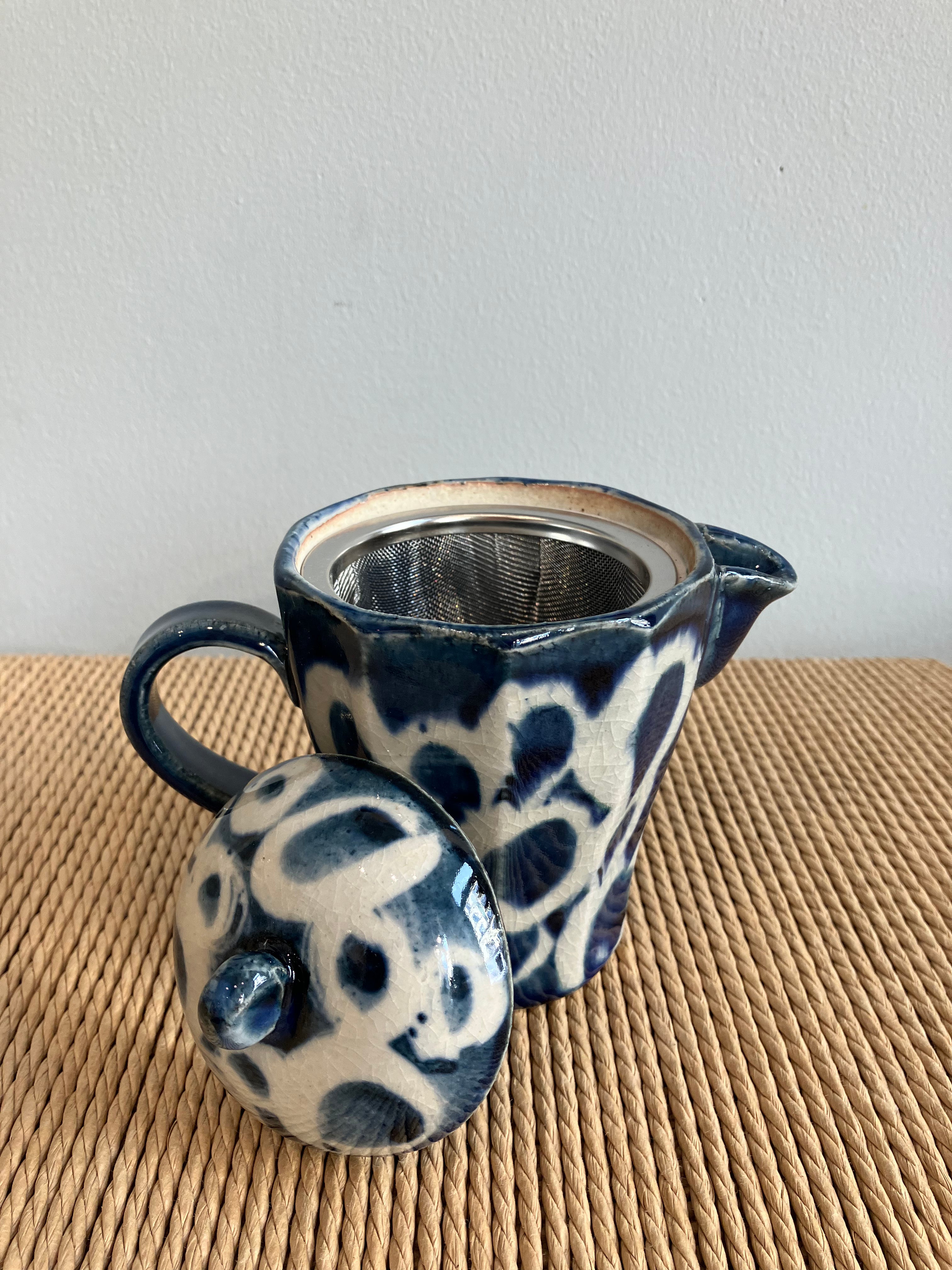 Small teapot with white circles