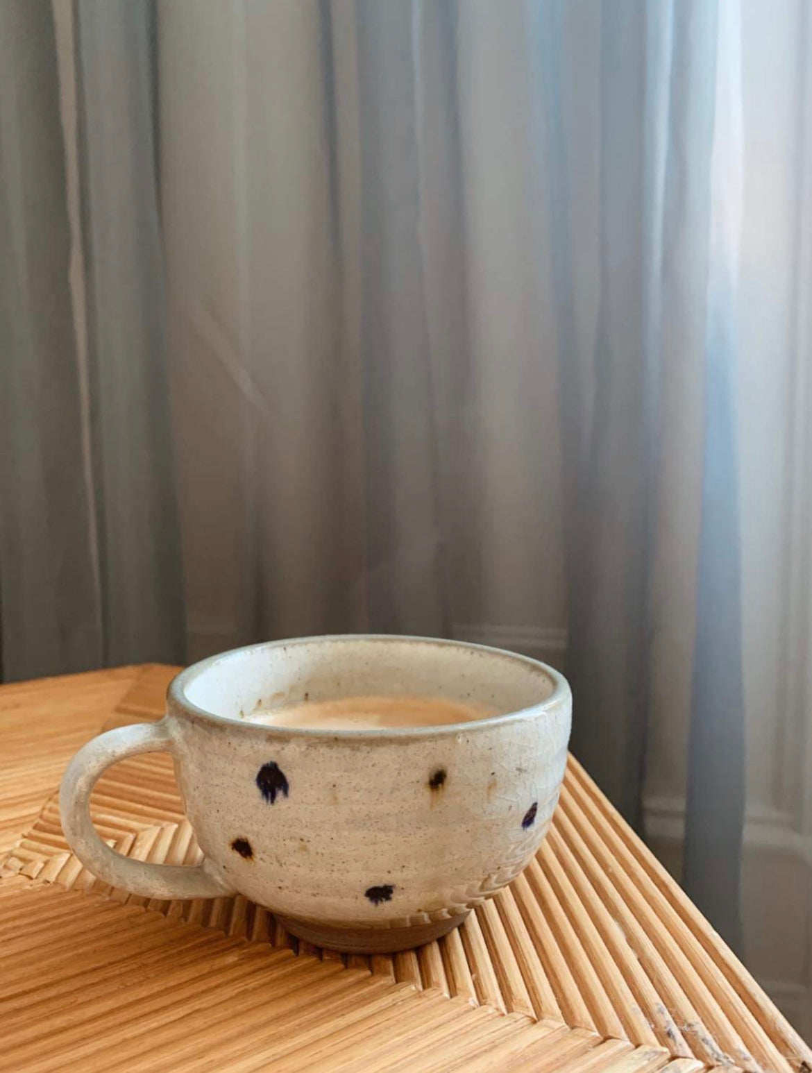 Cappuccinokop med prikker