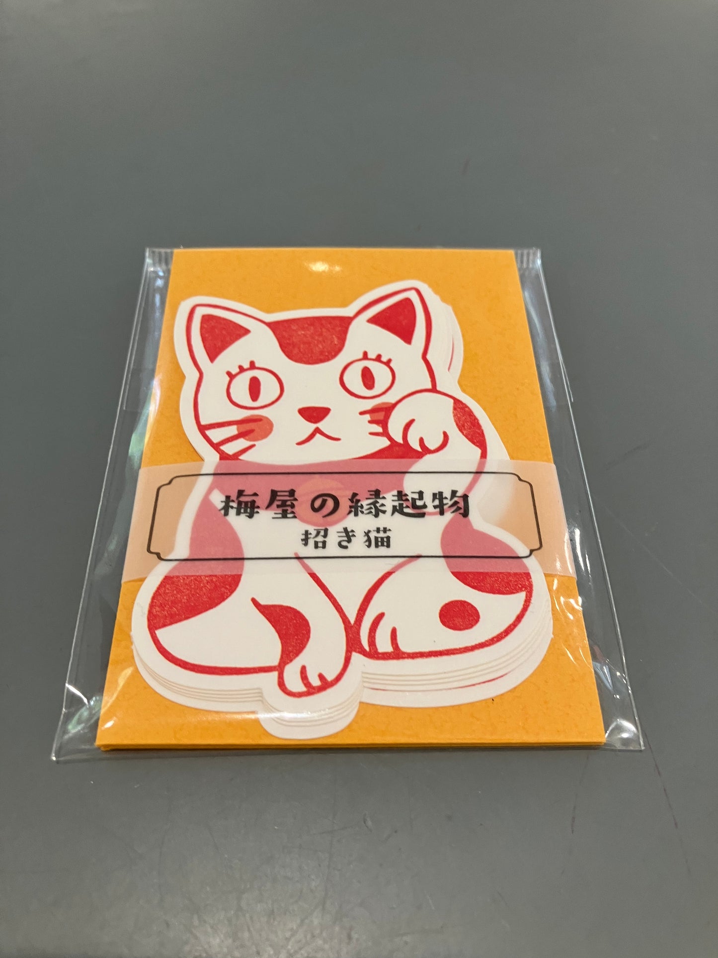 Kort med rød kat og orange kuverter