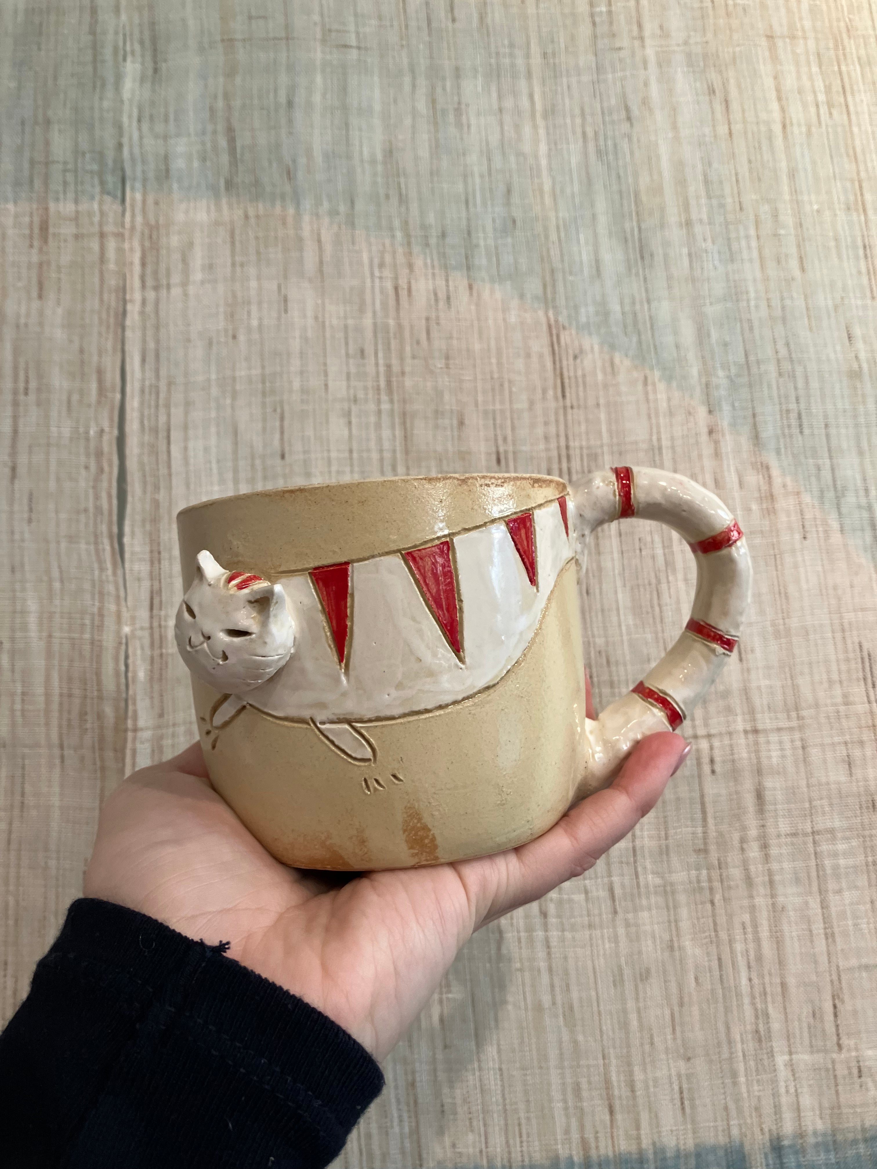 Håndlavet kop med kat og hank