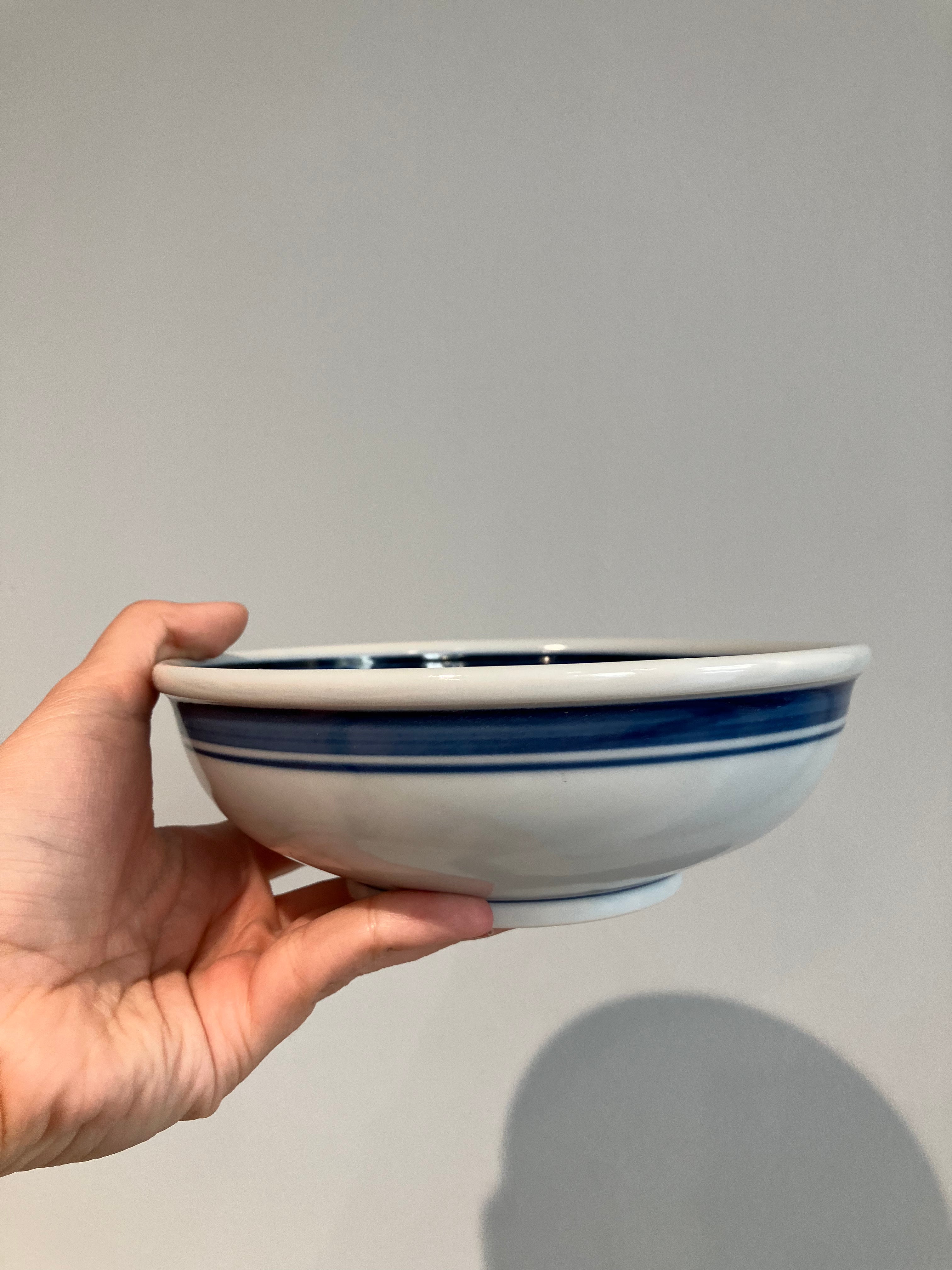 Bowl with a motif of a cat in dark blue