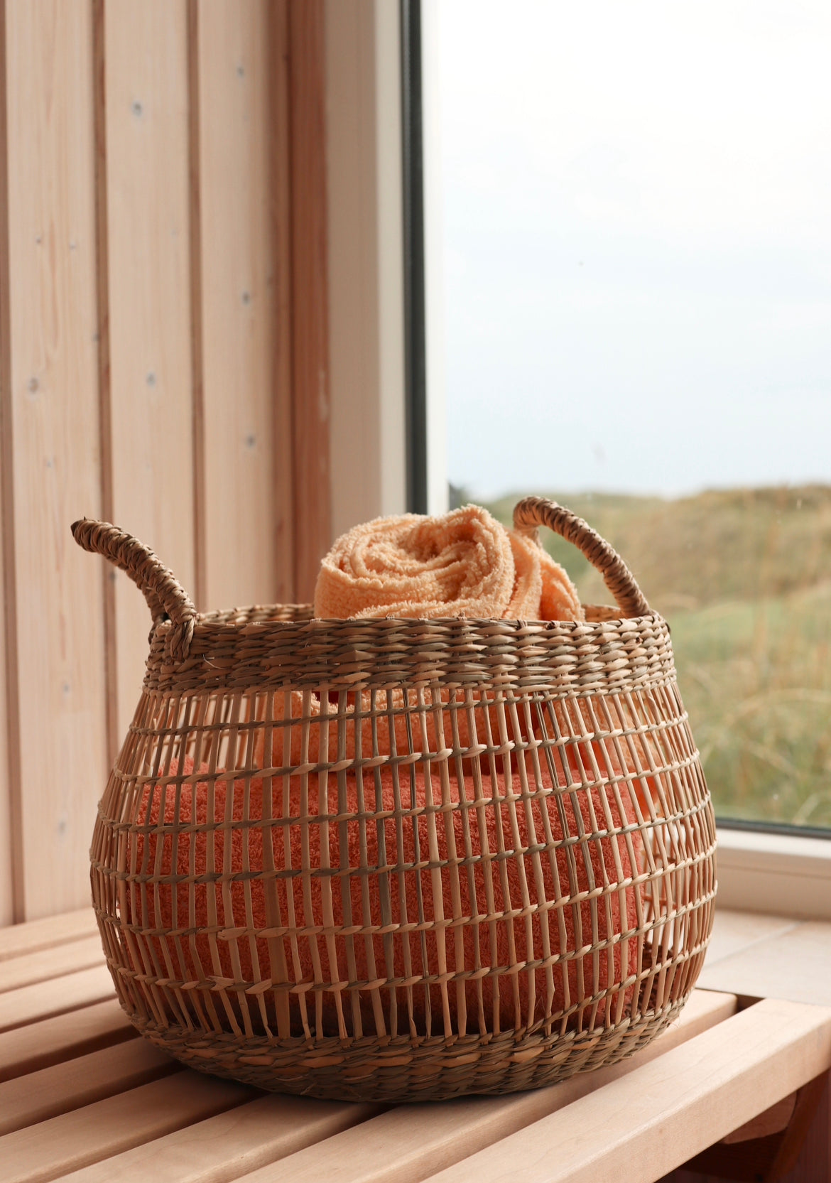 Medium wicker basket with handle