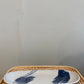 Aflangt sushifad med hvid glasur og blå penselstrøg