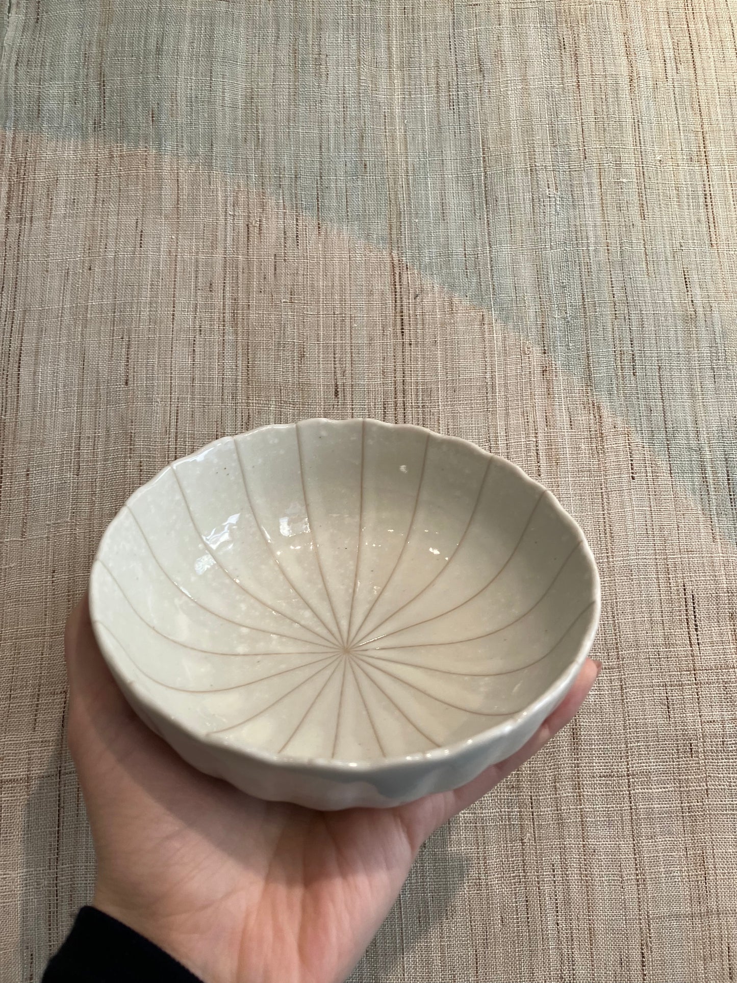 Skål med beige glasur og striber