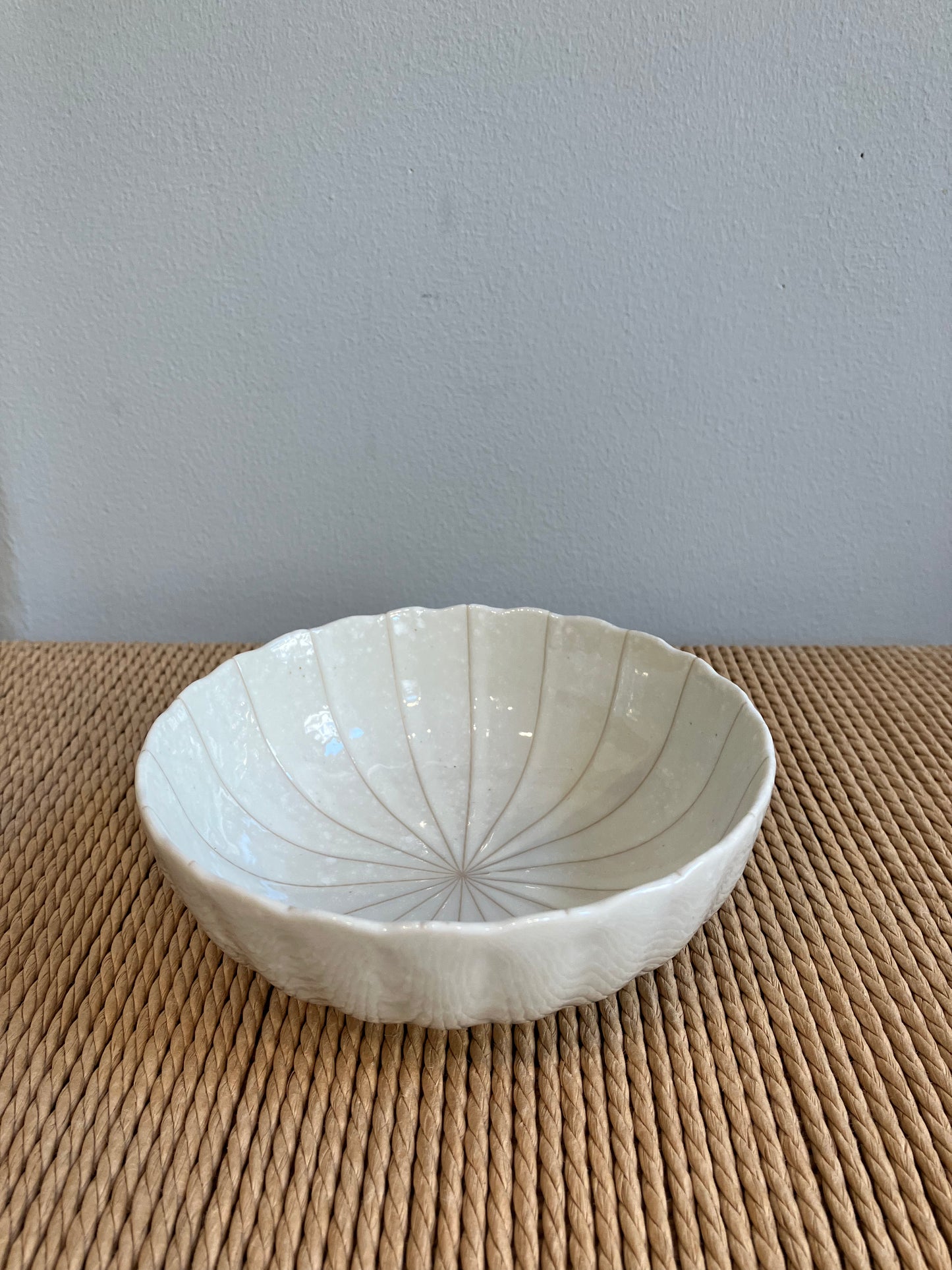 Skål med beige glasur og striber