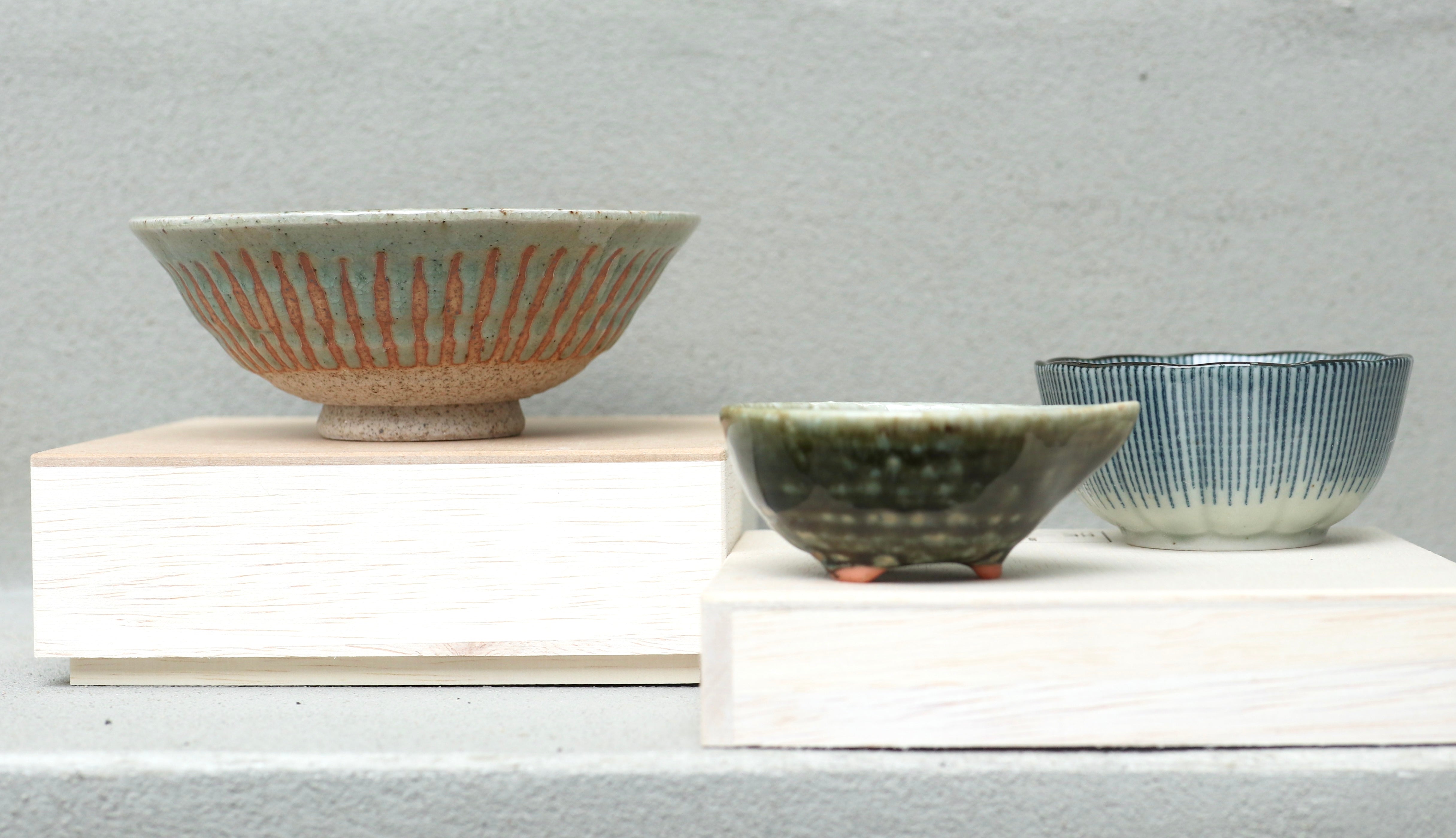 Grønblå keramikskål med brunlige striber