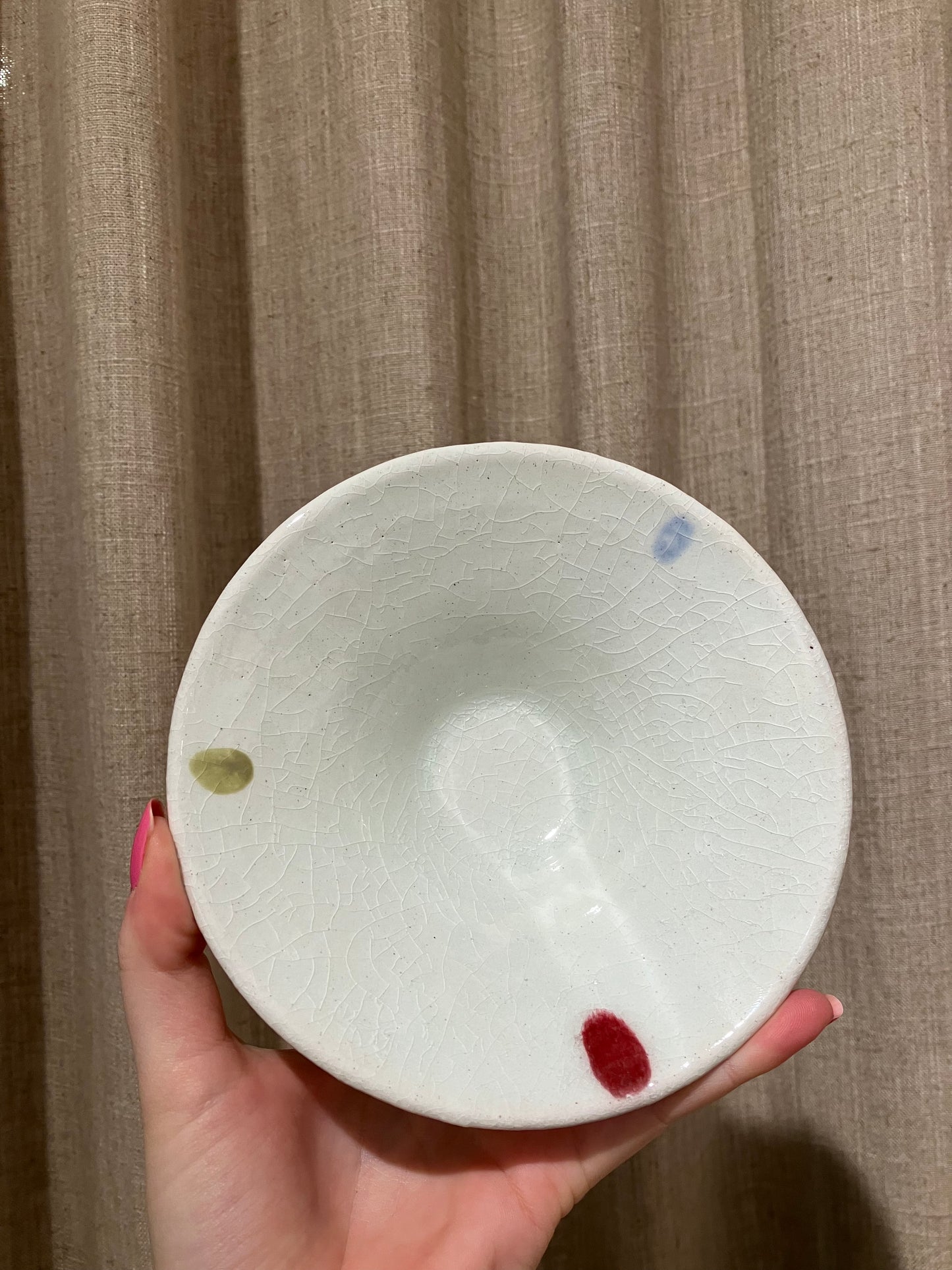 Keramikskål i hvid med farvede prikker
