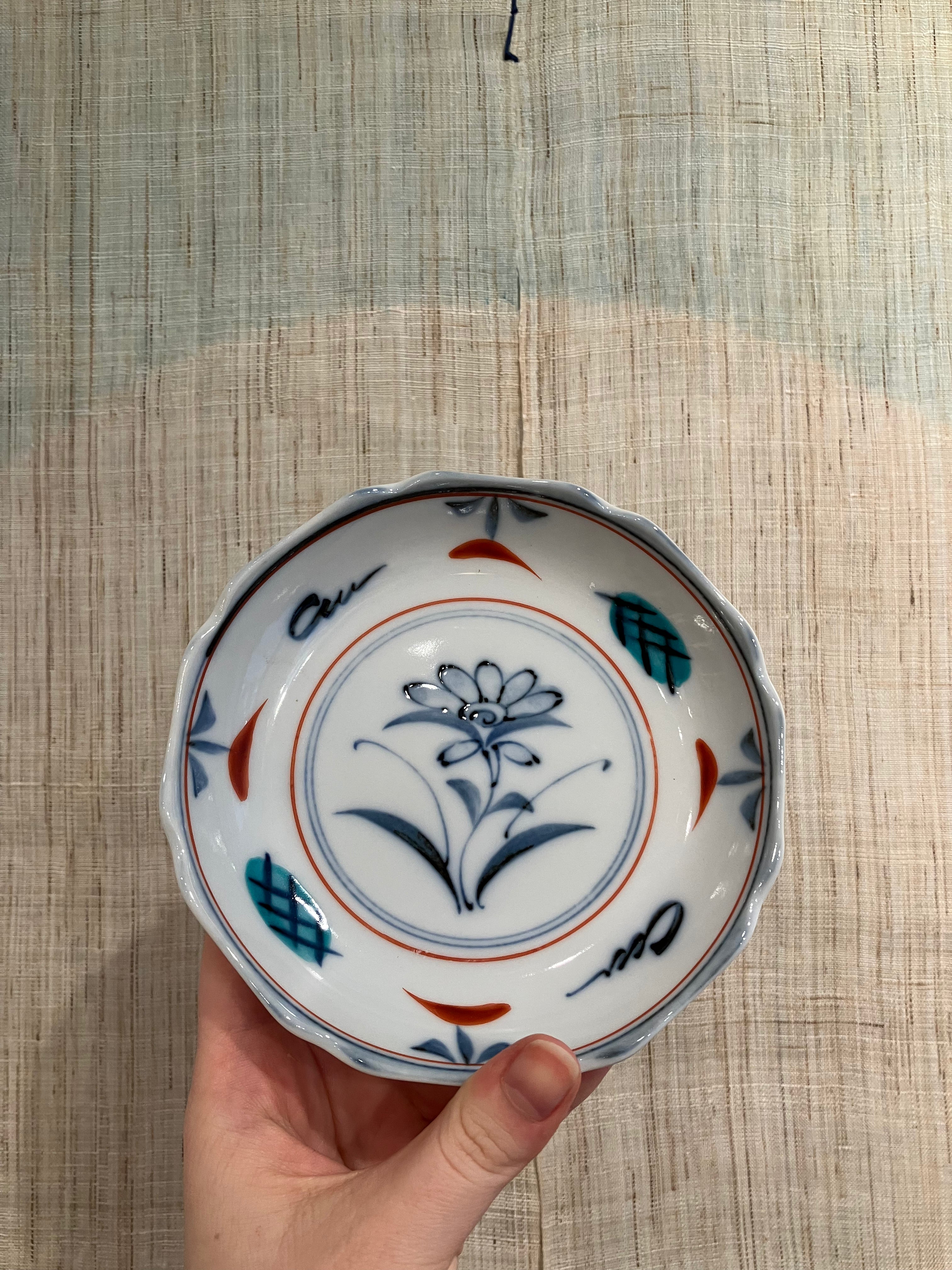 Lille tallerken med motiv af blade og blomster