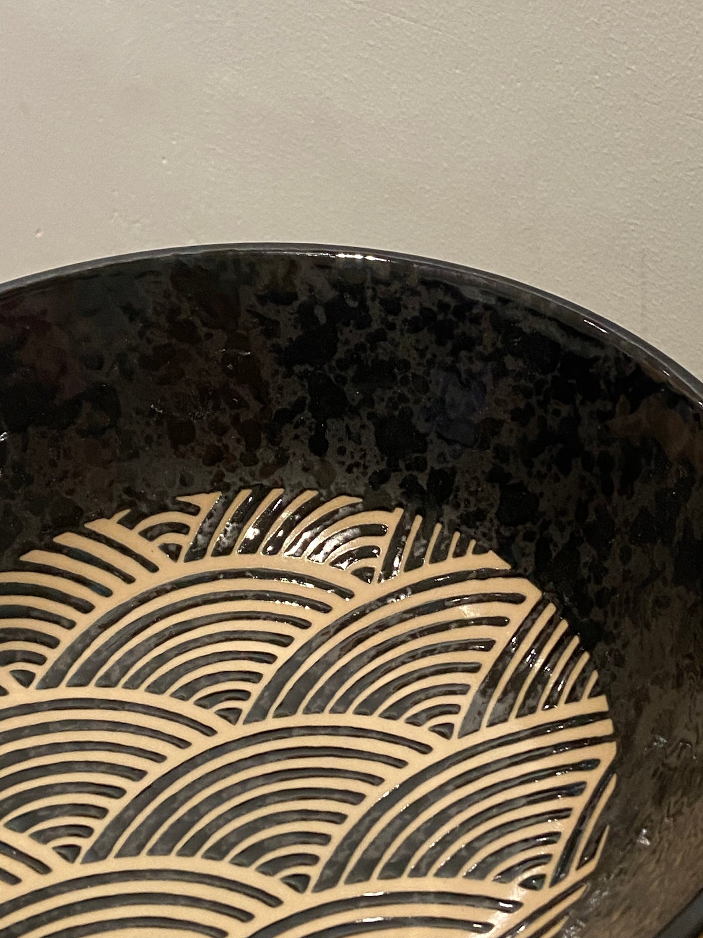 Ramenskål med bølgemønster i sort