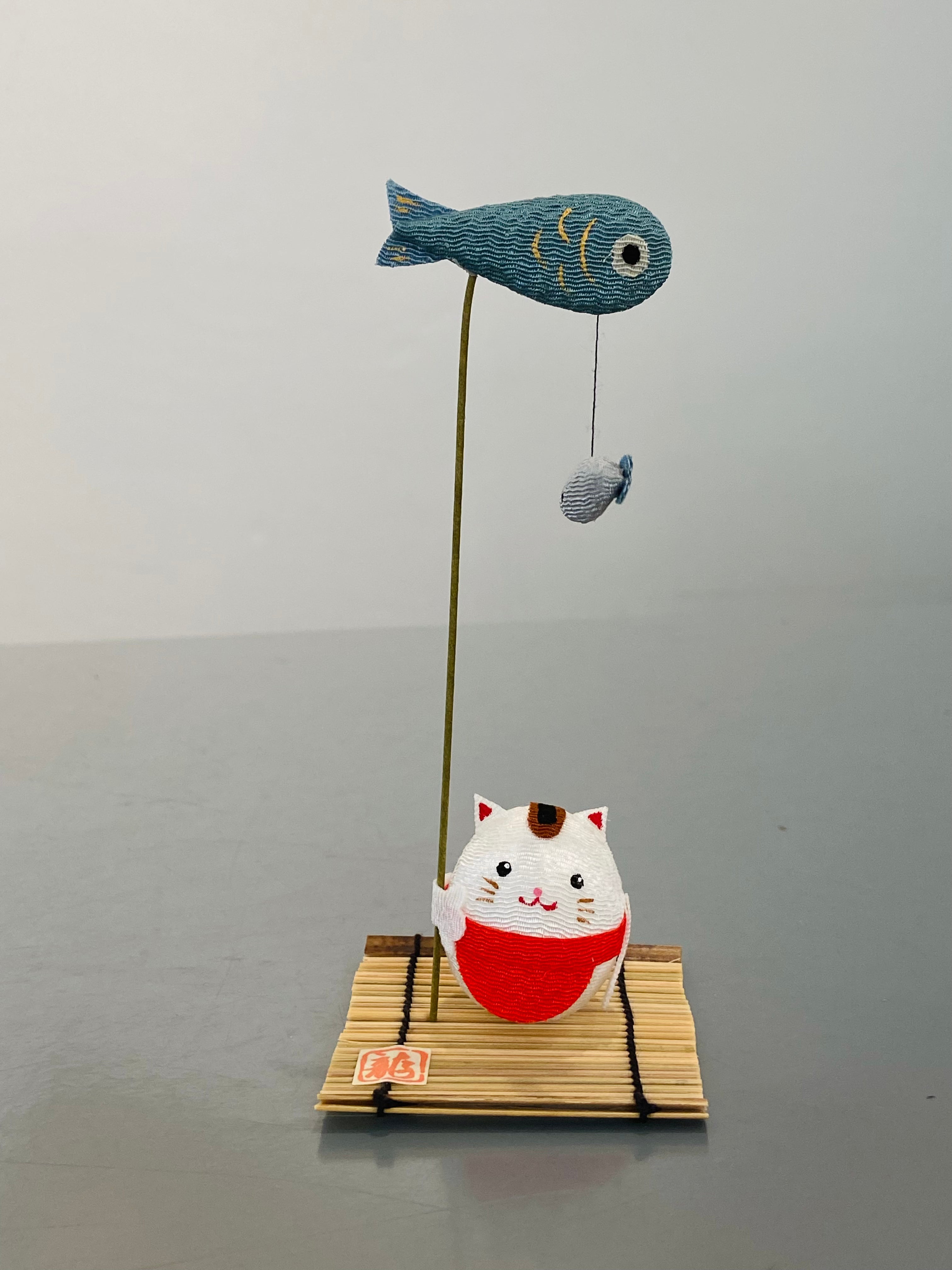 Kattefigur med fisk