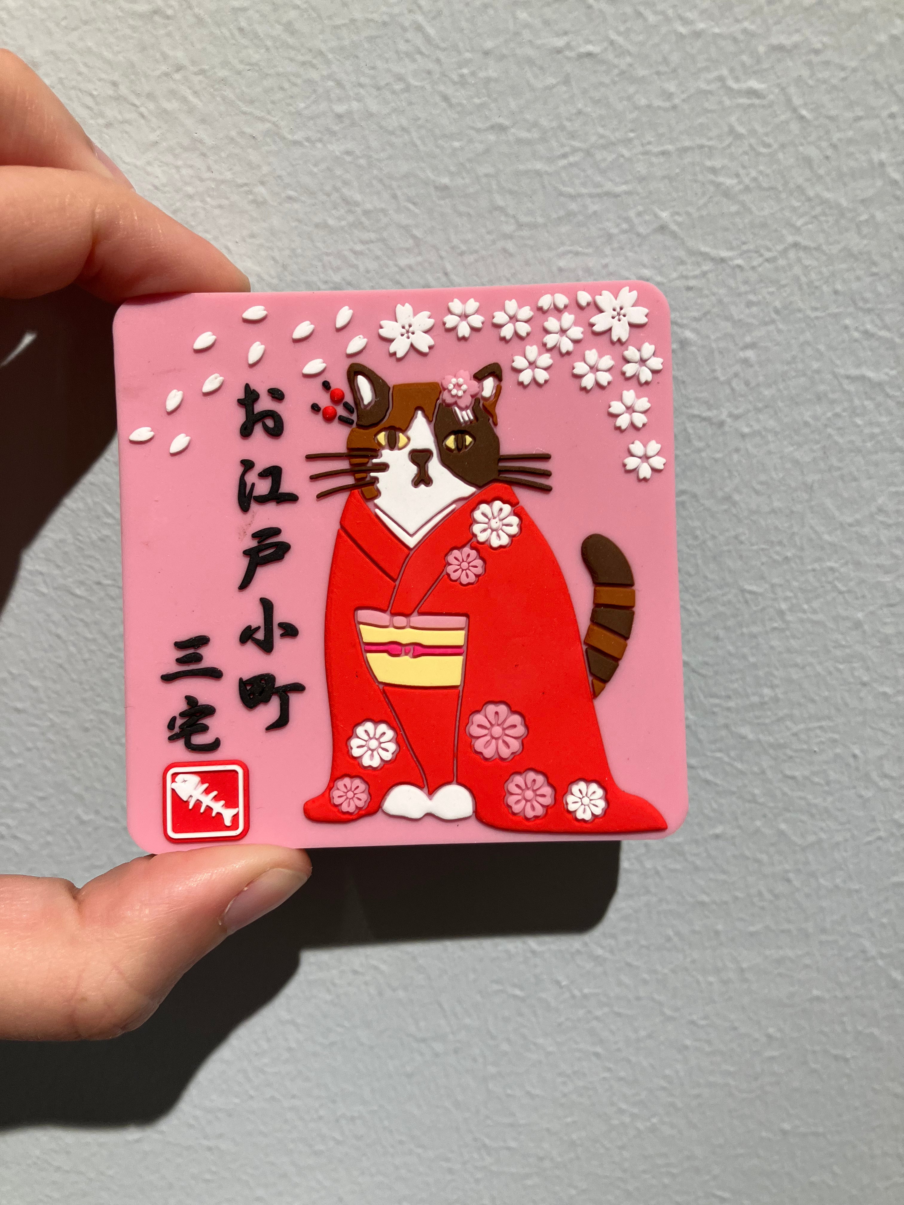 Magnet med kat i rød kimono -