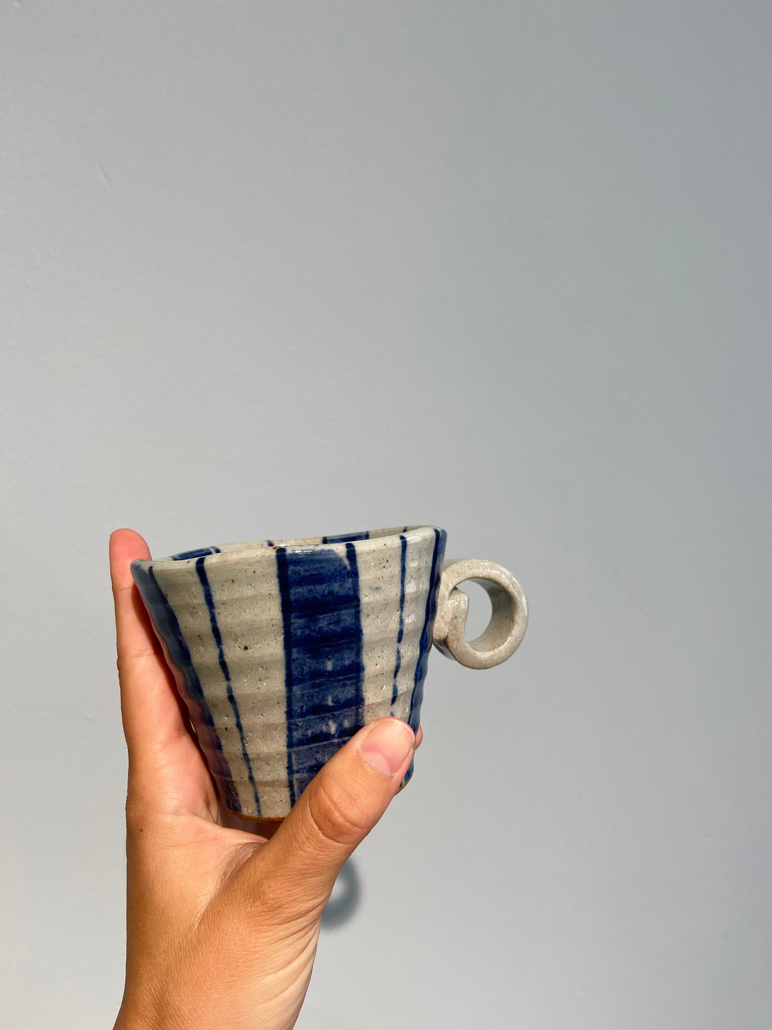 Ceramic cup with wide stripes and round handle