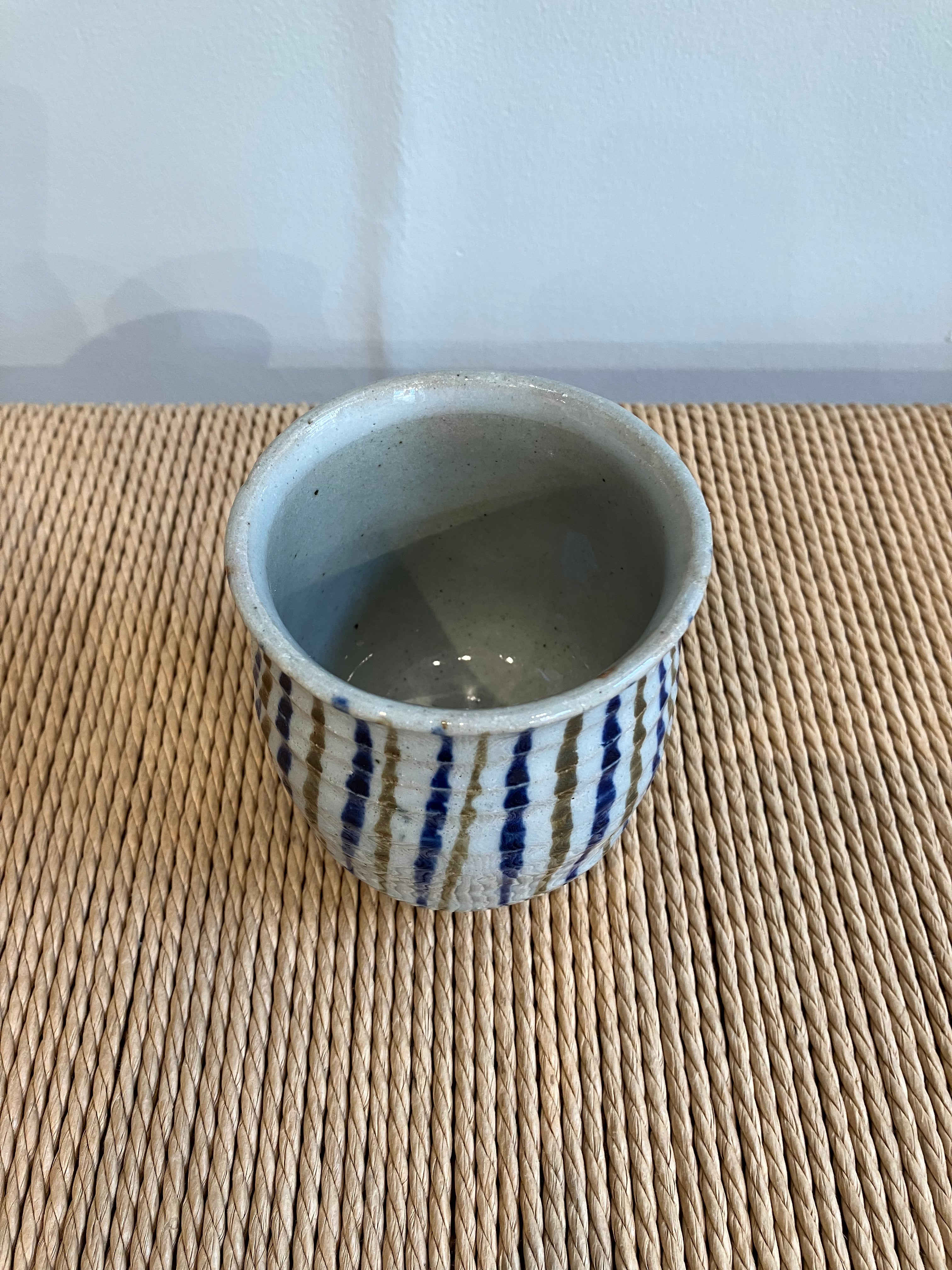 Stor stribet kop med blå og brune striber