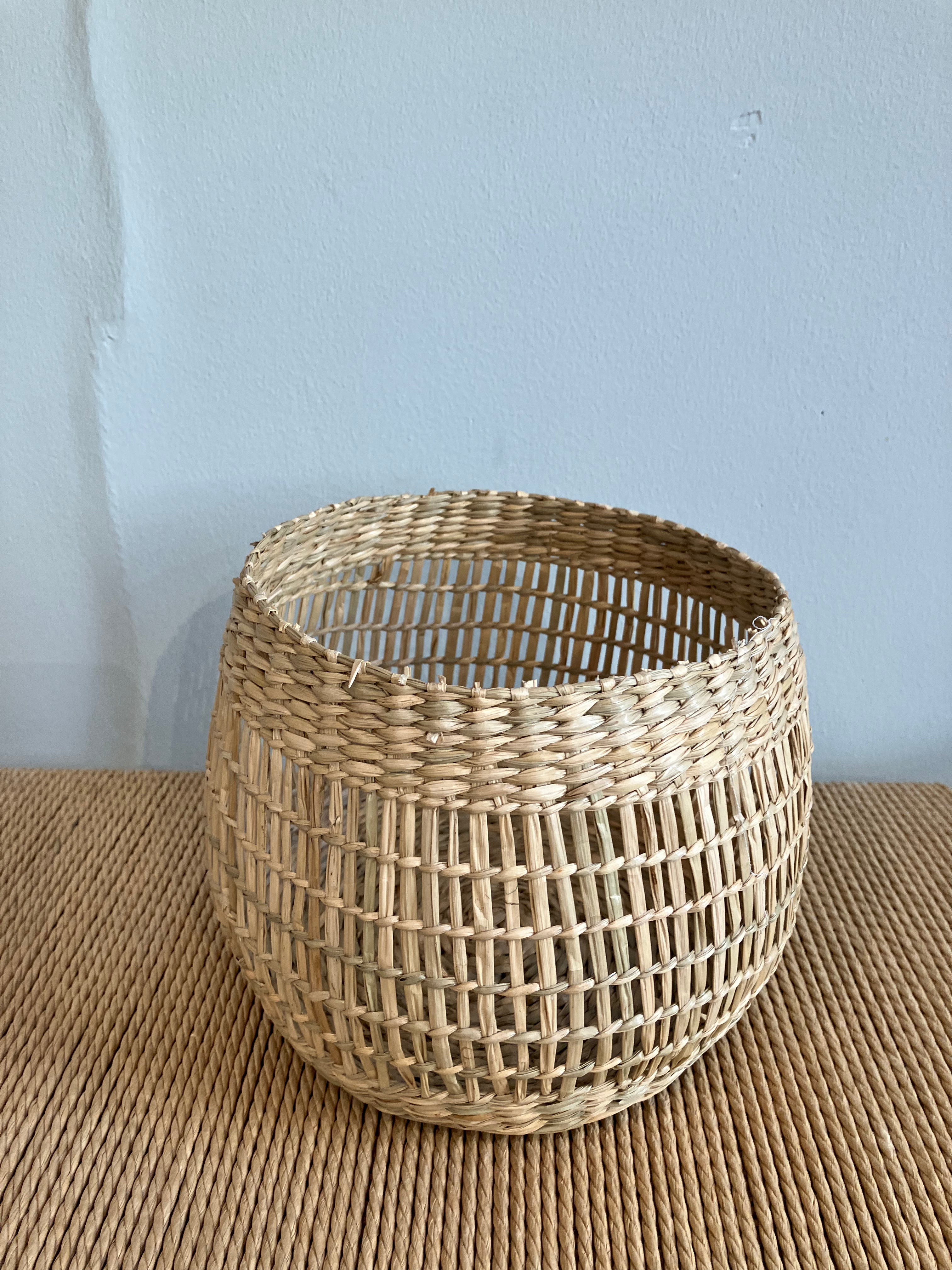 Small wicker basket without handle