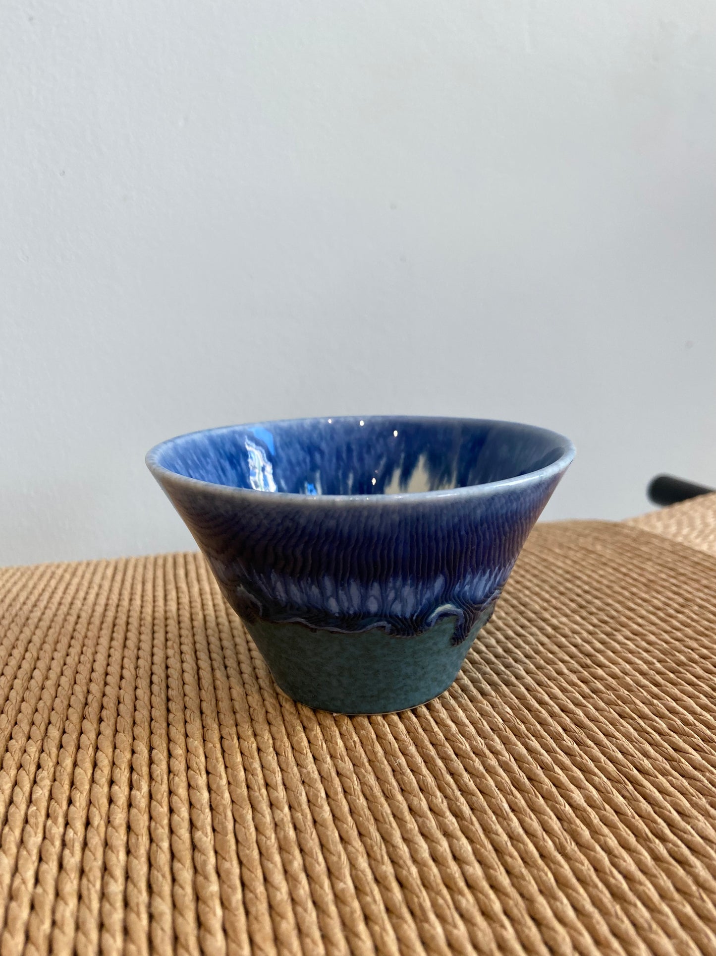 Håndlavet skål med mørkeblå glasur