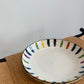 Håndmalet tallerken med multifarvet striber