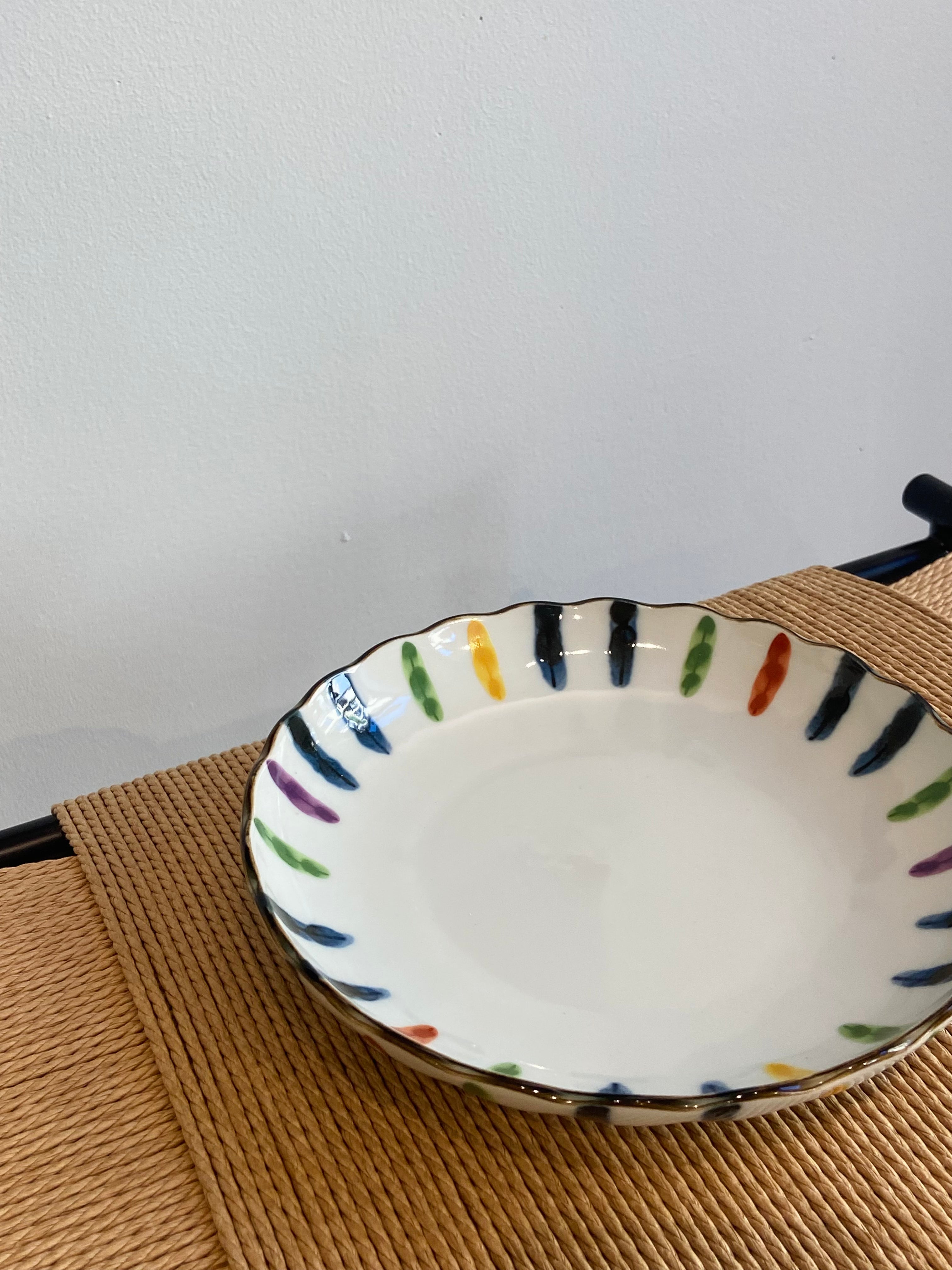 Håndmalet tallerken med multifarvet striber