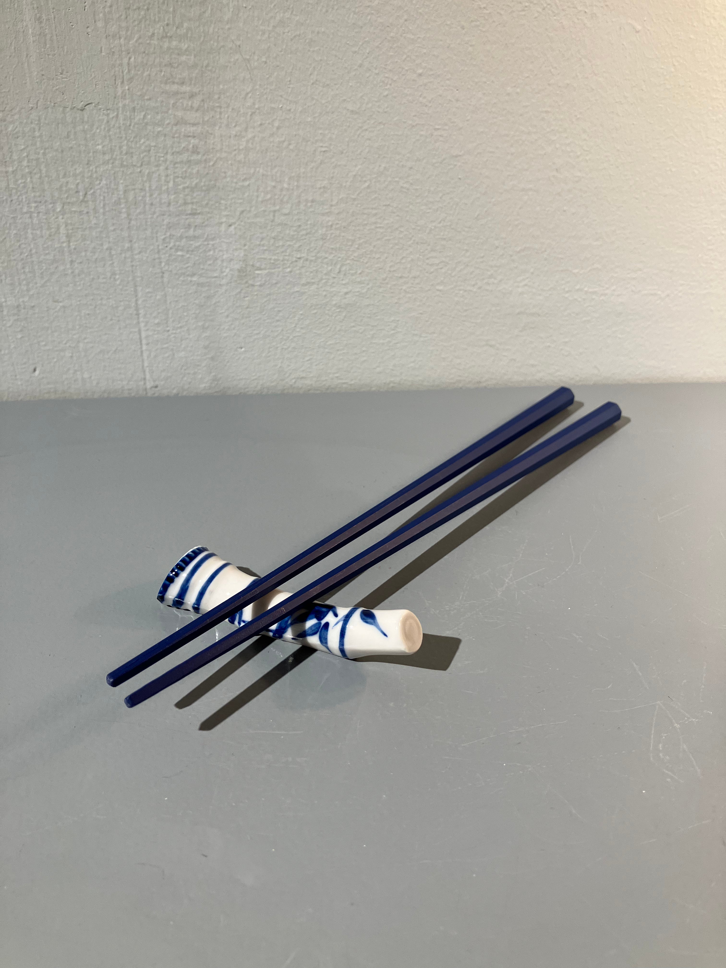 Chopstick holder: dark blue bamboo