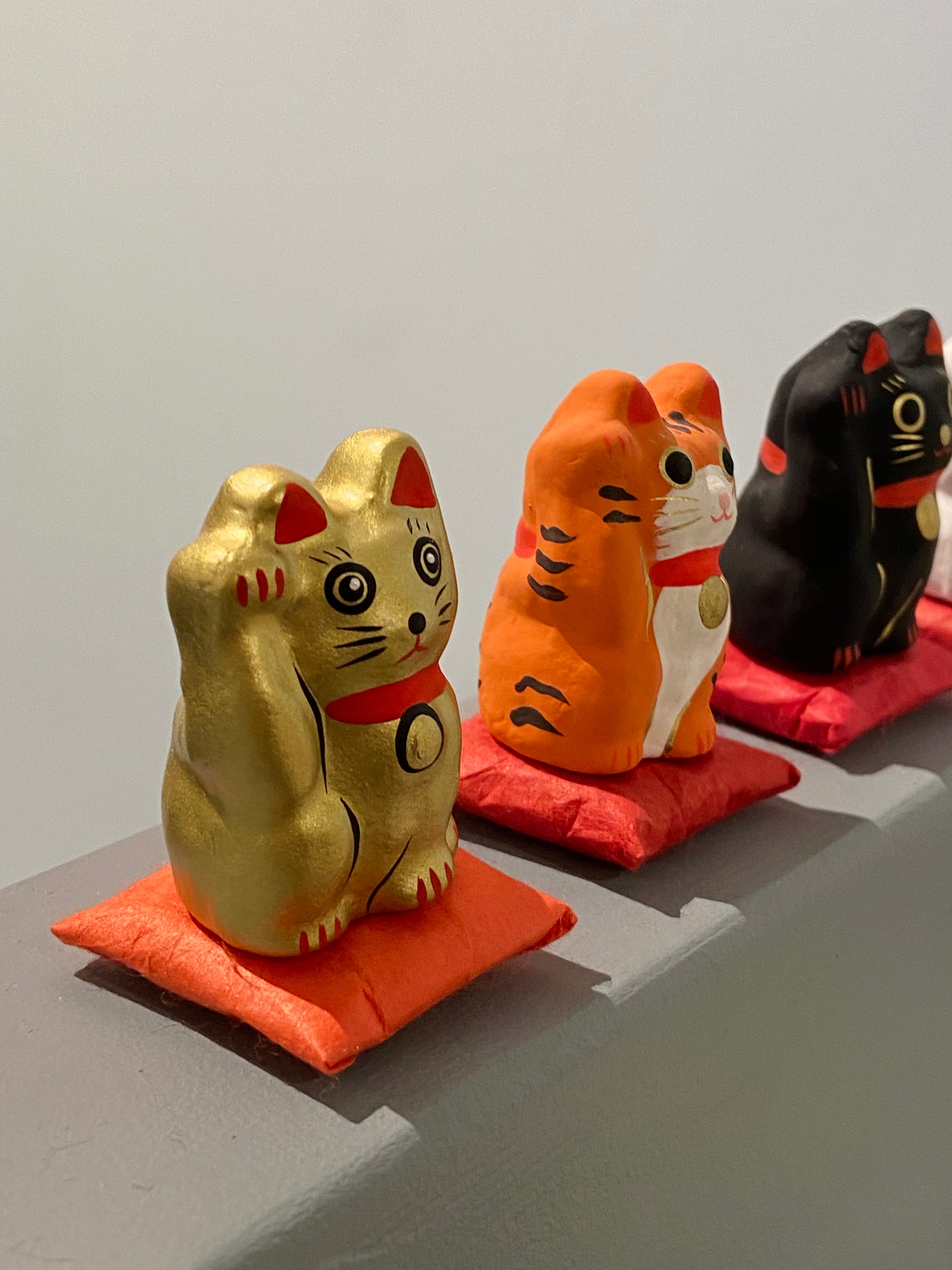 Lucky Cat på pude, guld