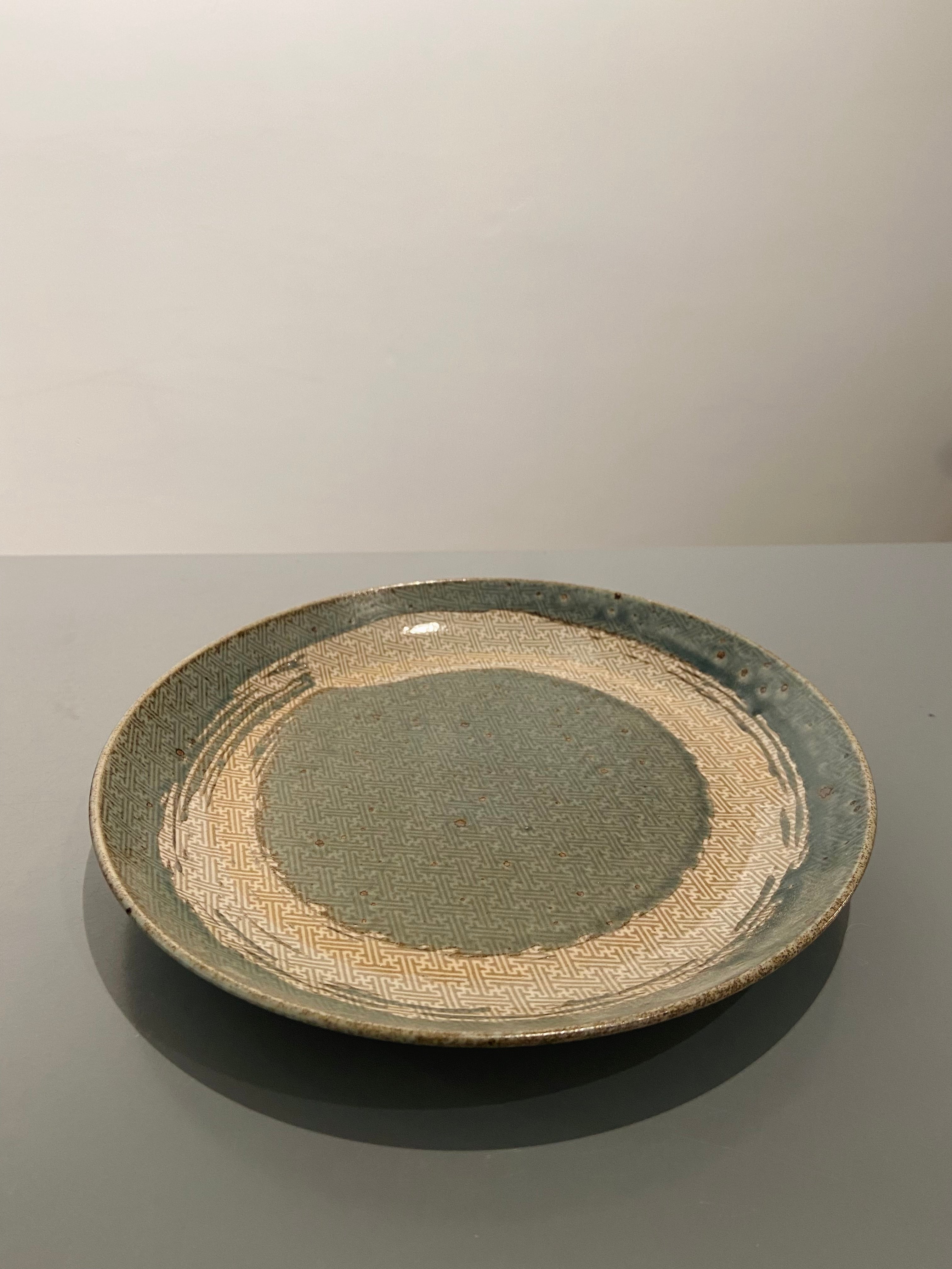Plate with pattern