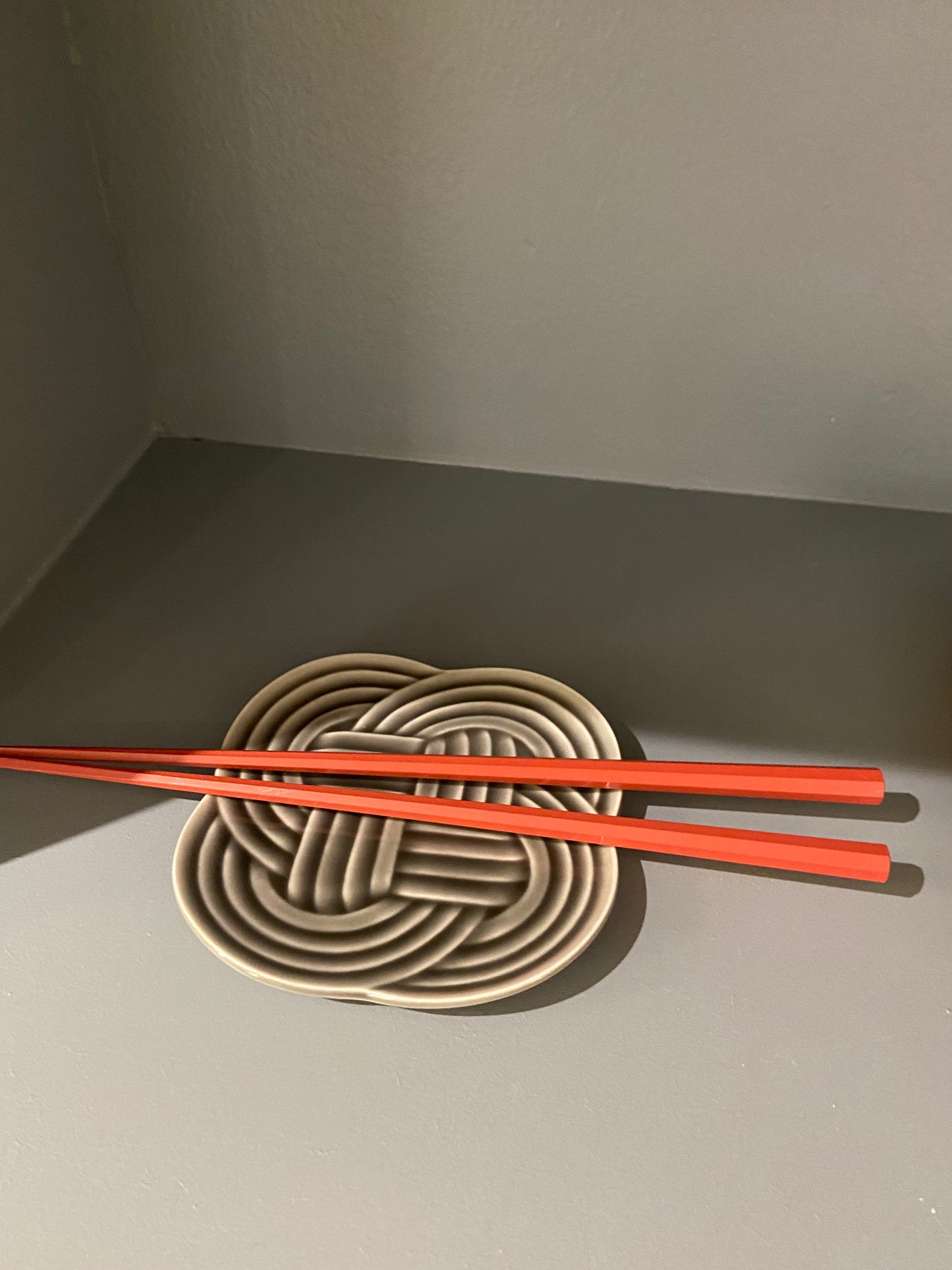 Sortgrå knudetallerken