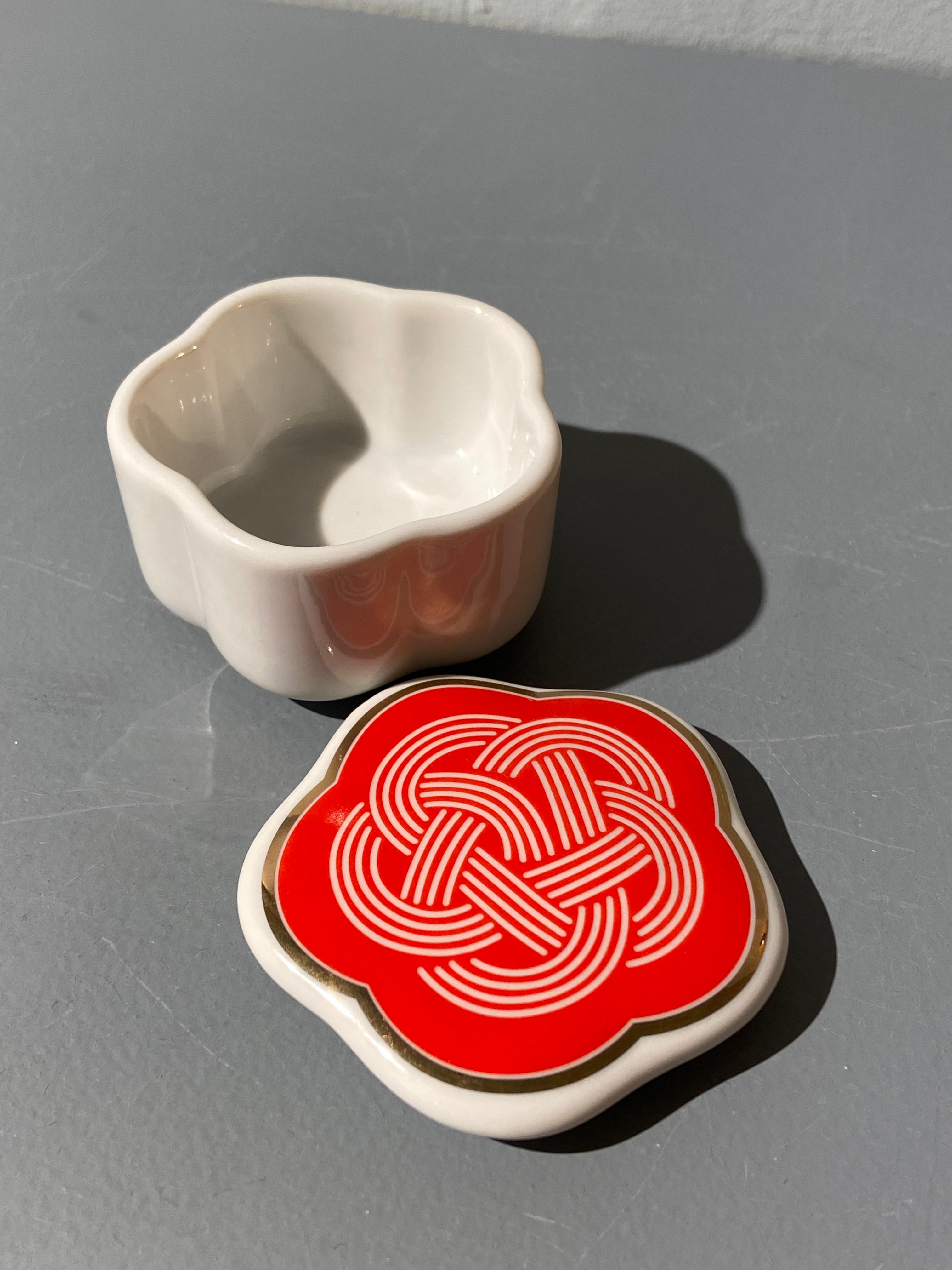 Lidded jar in red with knot