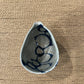 Keramikkande i organisk form med blåt mønster