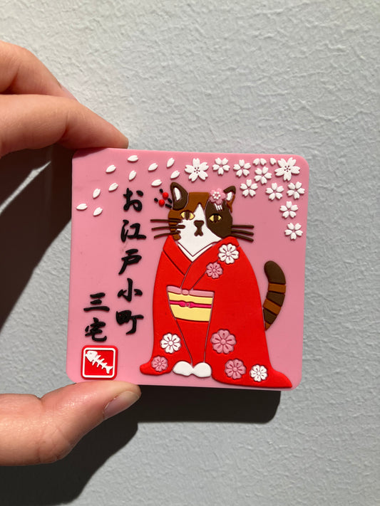 Magnet med kat i rød kimono