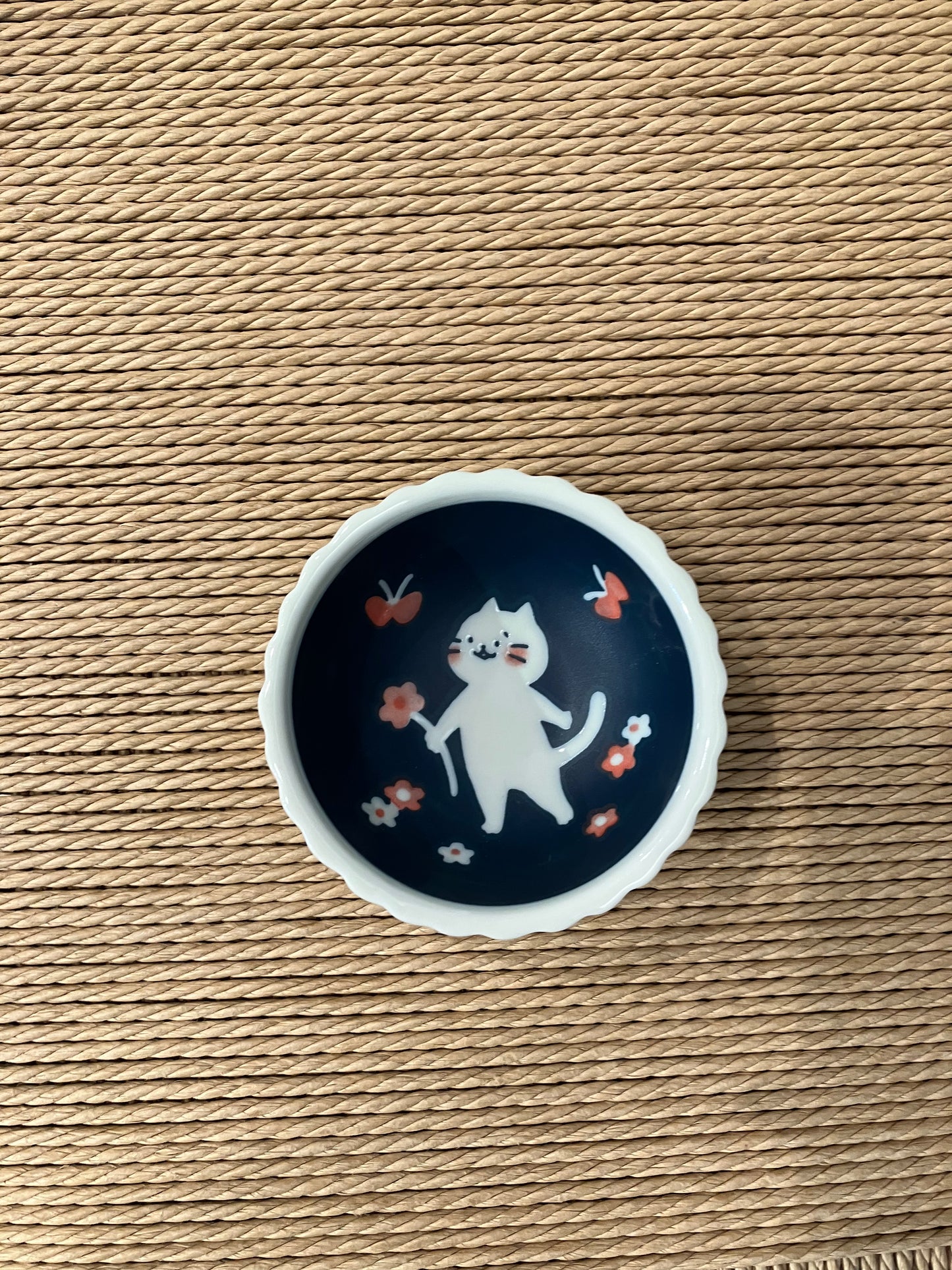 Lille skål med kat, blomster og sommerfugle