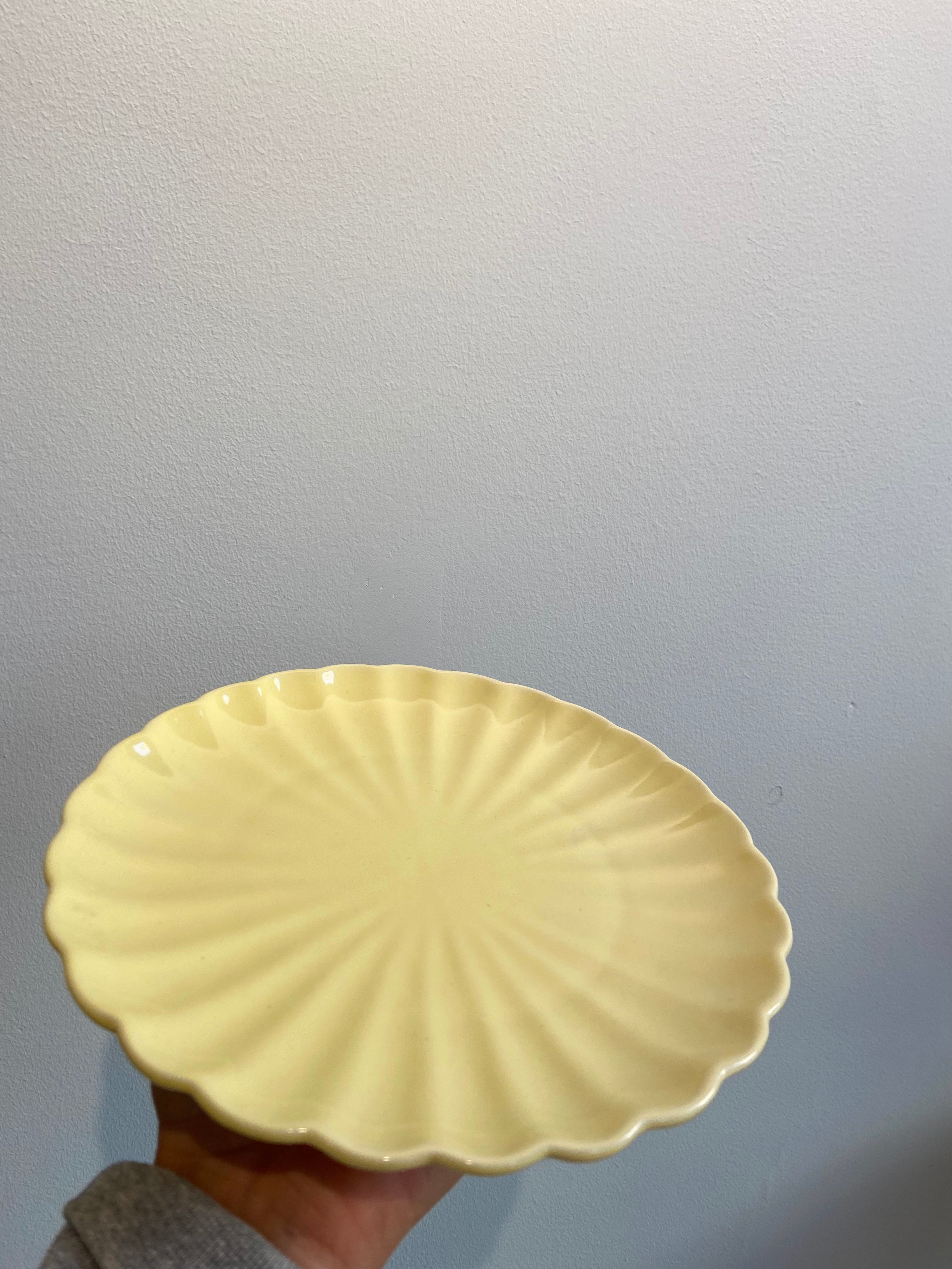 Light yellow flower plate, large