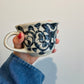 Rustik kop med håndmalet blåt mønster