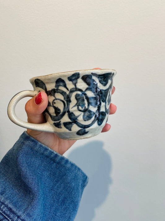 Rustik kop med håndmalet blåt mønster