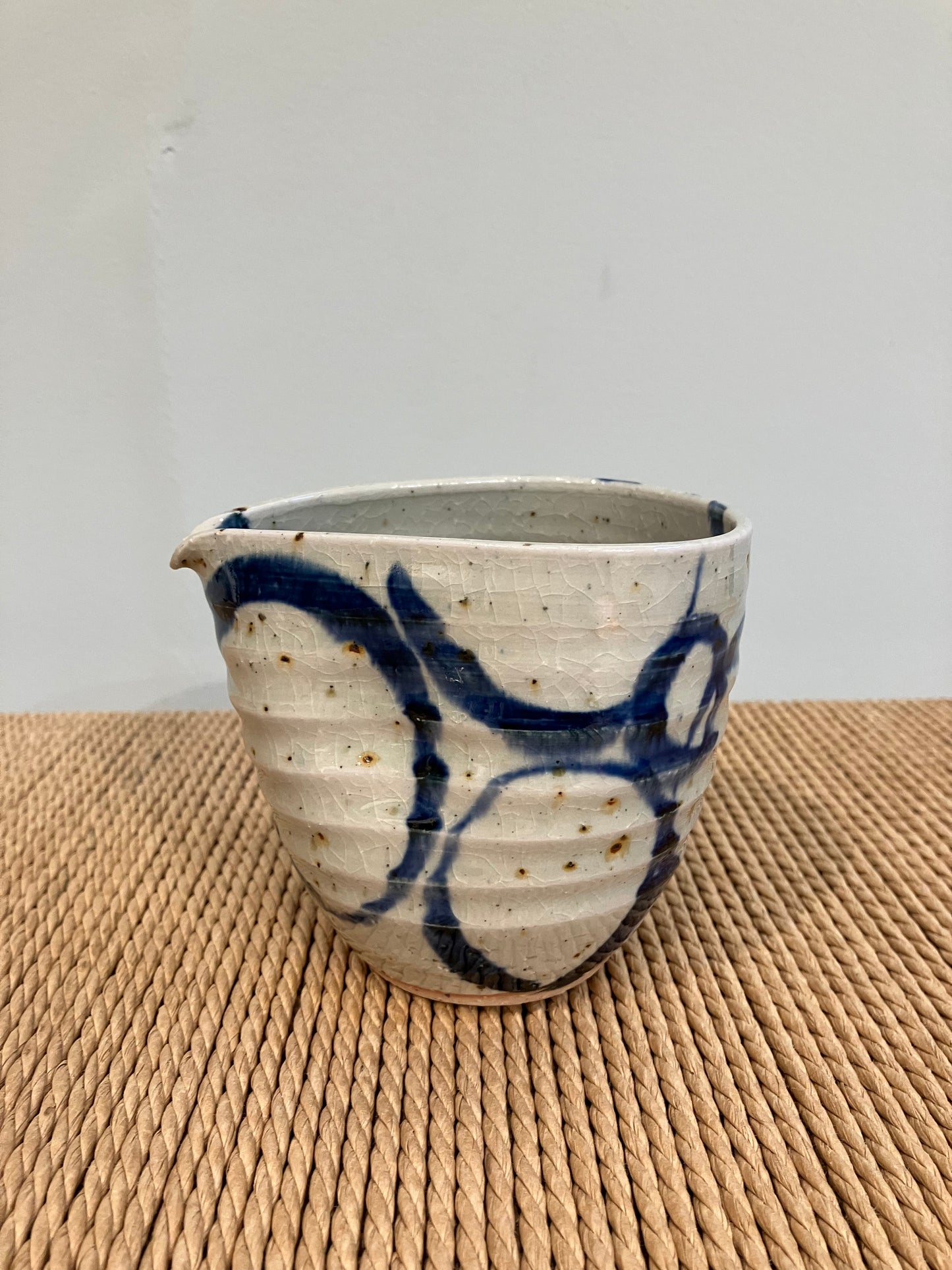Keramikkande i organisk form med blåt mønster