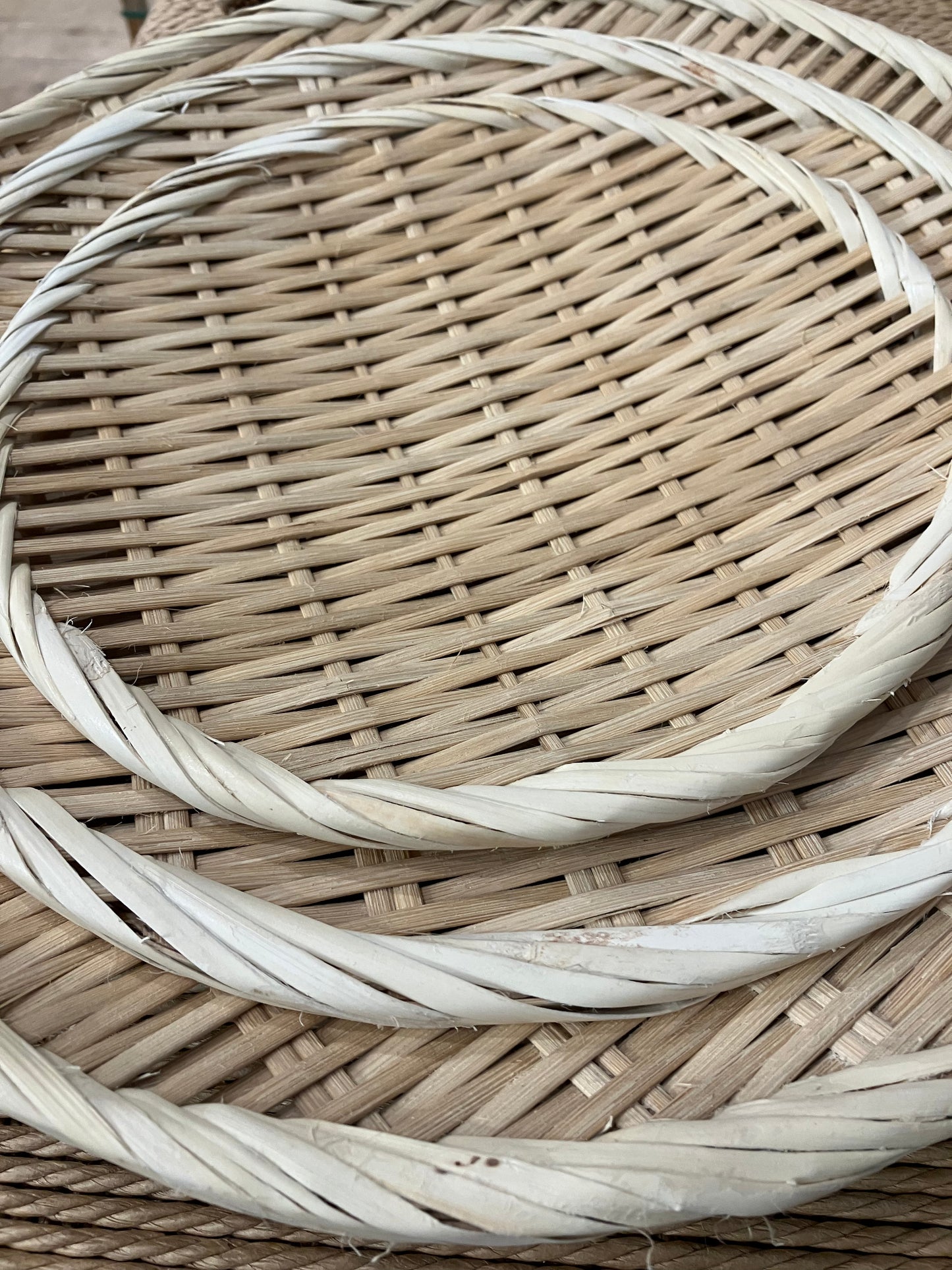Stor flettet bambus bakke