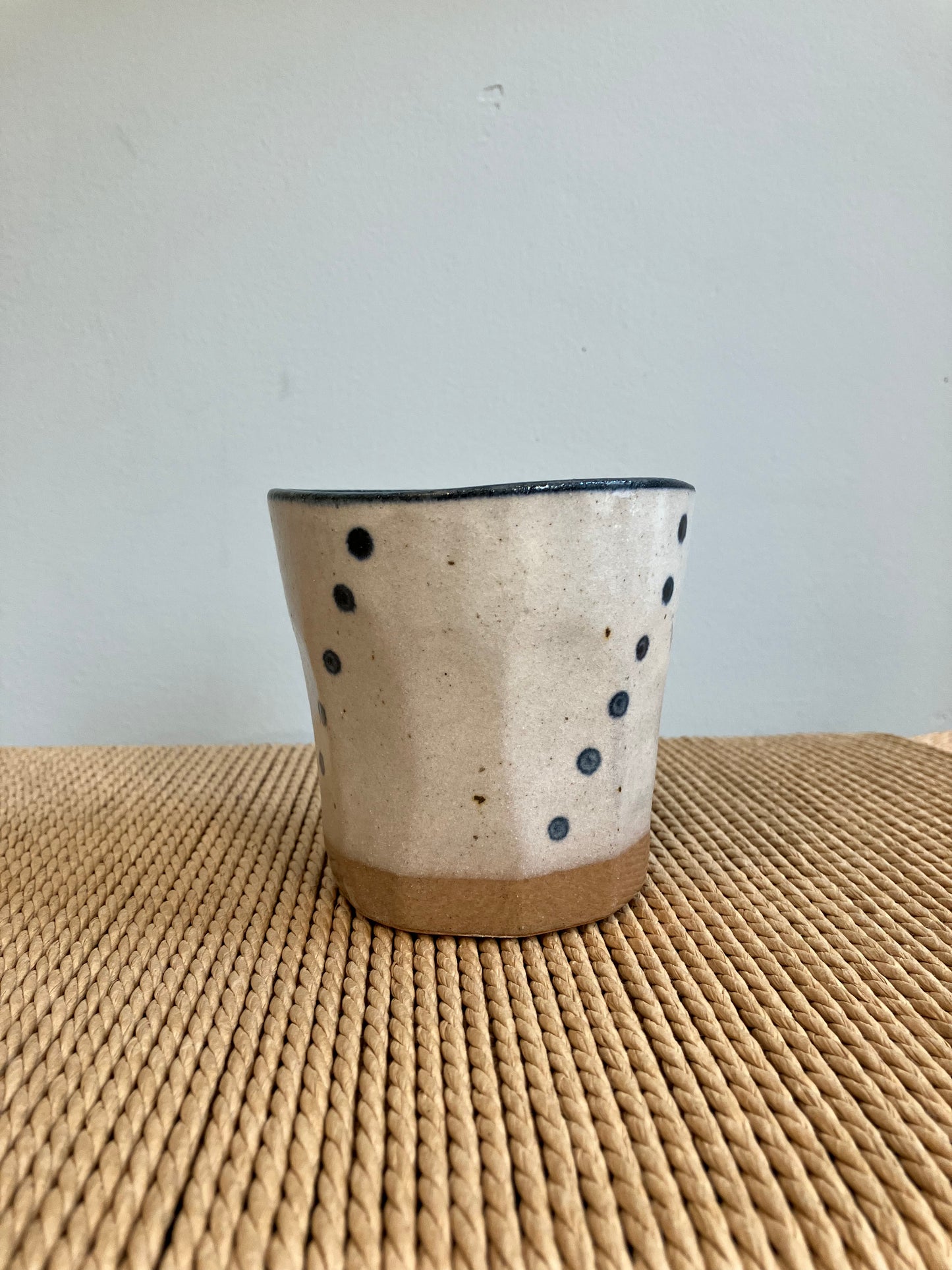 Stor keramikkrus med beige glasur og blå detaljer