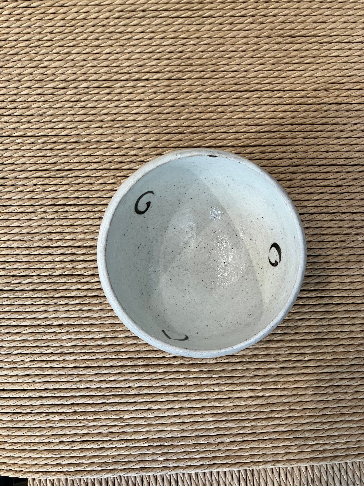 Håndlavet keramikskål med hvid glasur og sorte cirkler