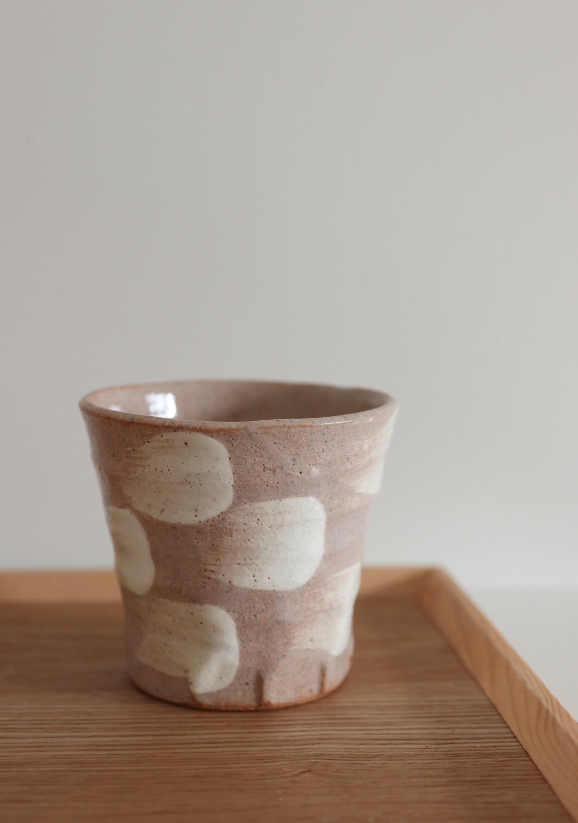 Keramikkop i rosa med ternet mønster. 30 %