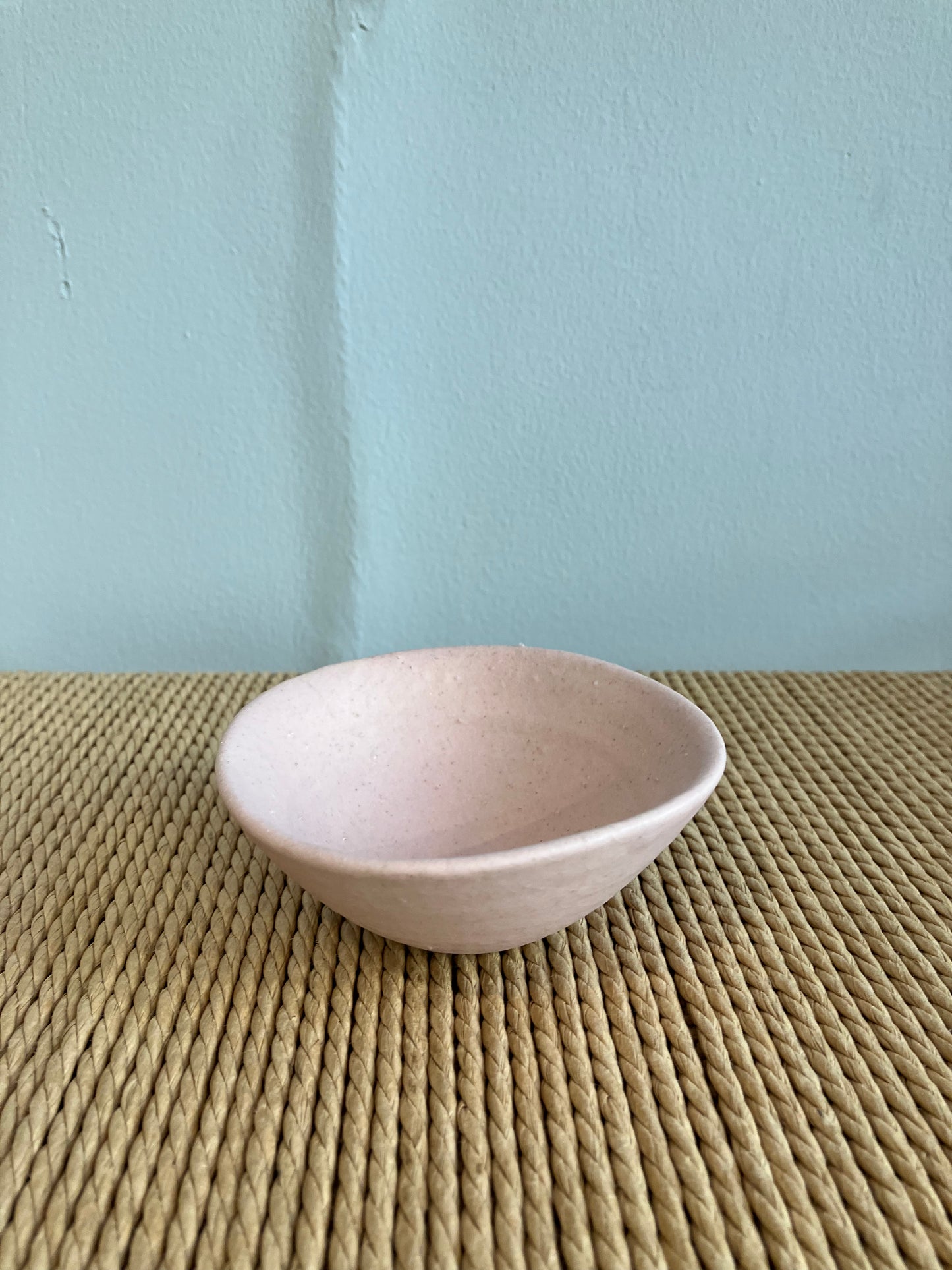Lille skål med lyserød glasur og rustik tekstur