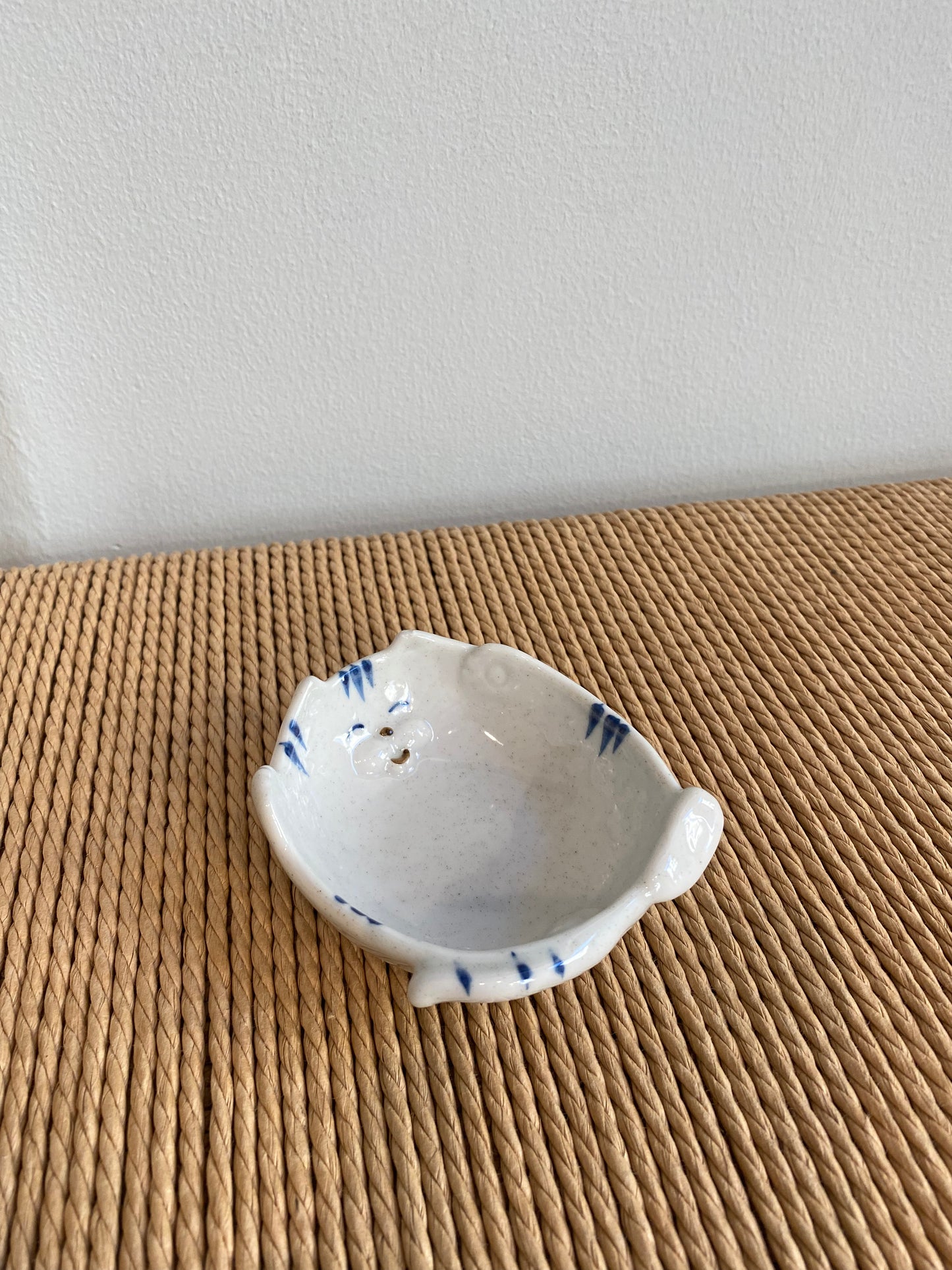 Mellem skål med kat som liggende kat