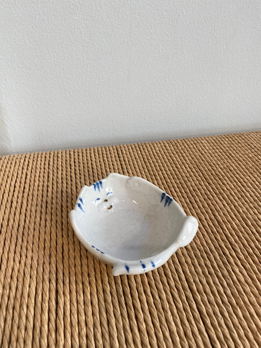 Mellem skål med kat som liggende kat
