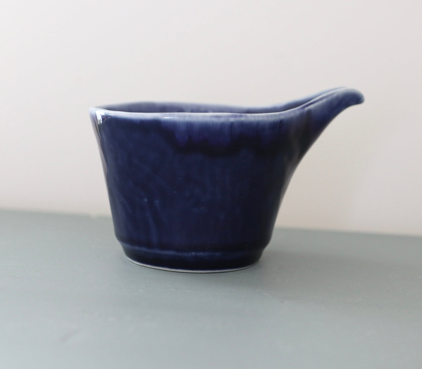 Mørkeblå keramikkande