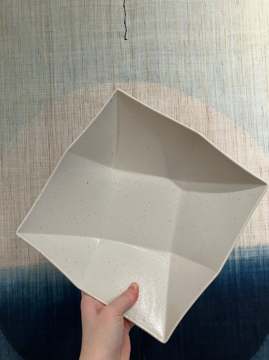 Stor firkantet fad/skål i sandfarvet glasur