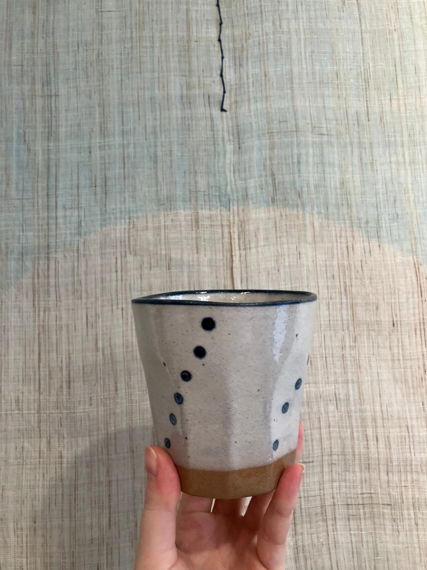Stor keramikkrus med beige glasur og blå detaljer