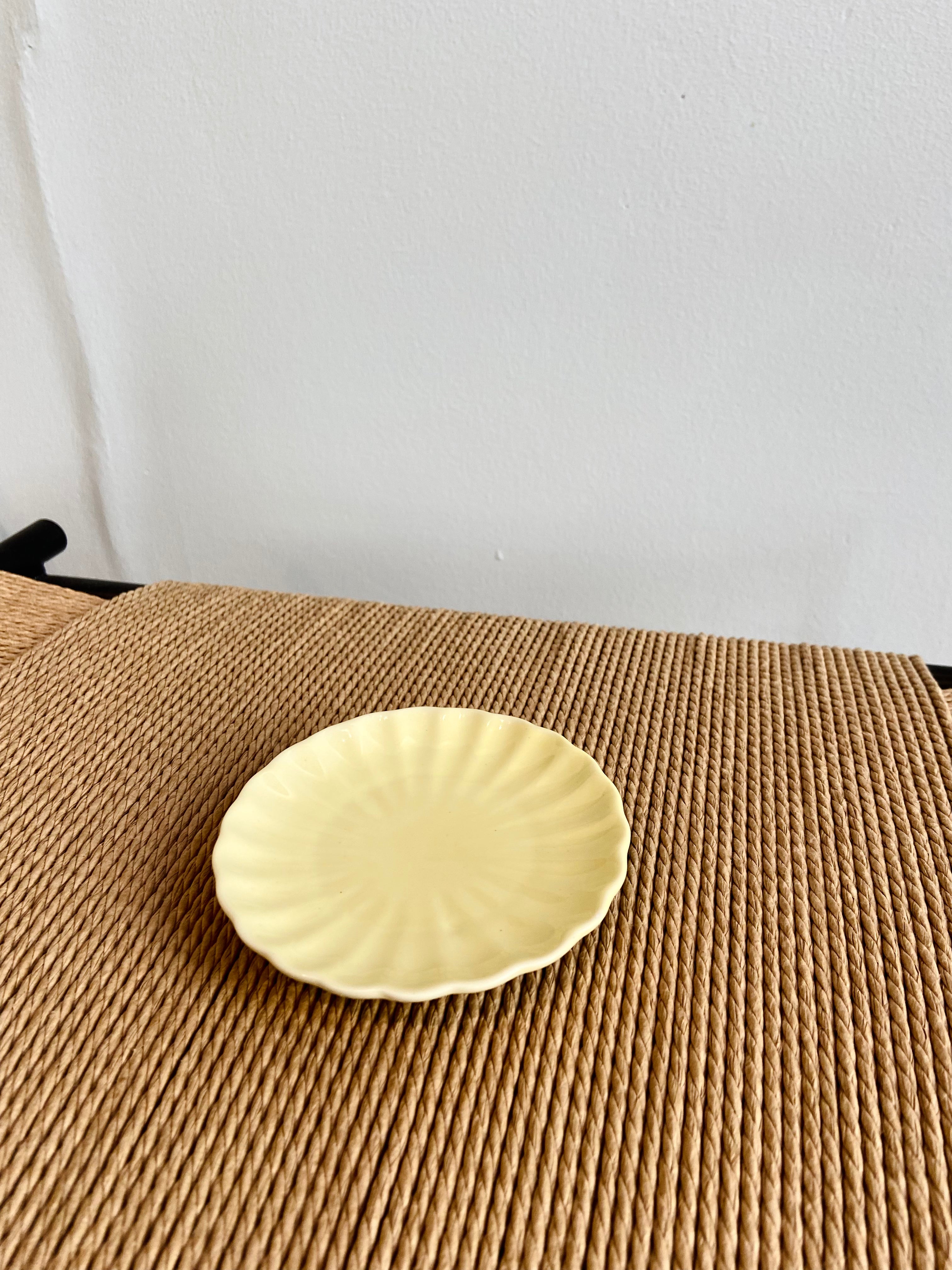 Light yellow flower plate, small