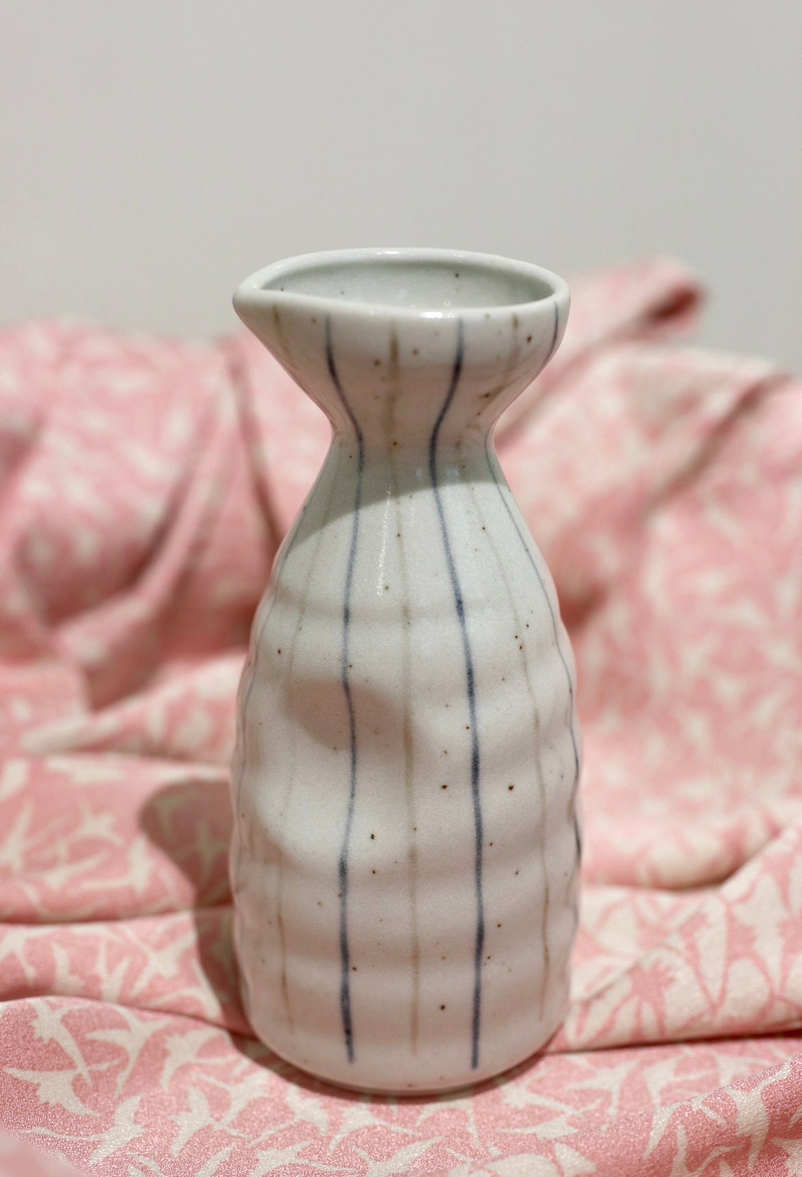 Stribet keramikkande med blå og grå striber
