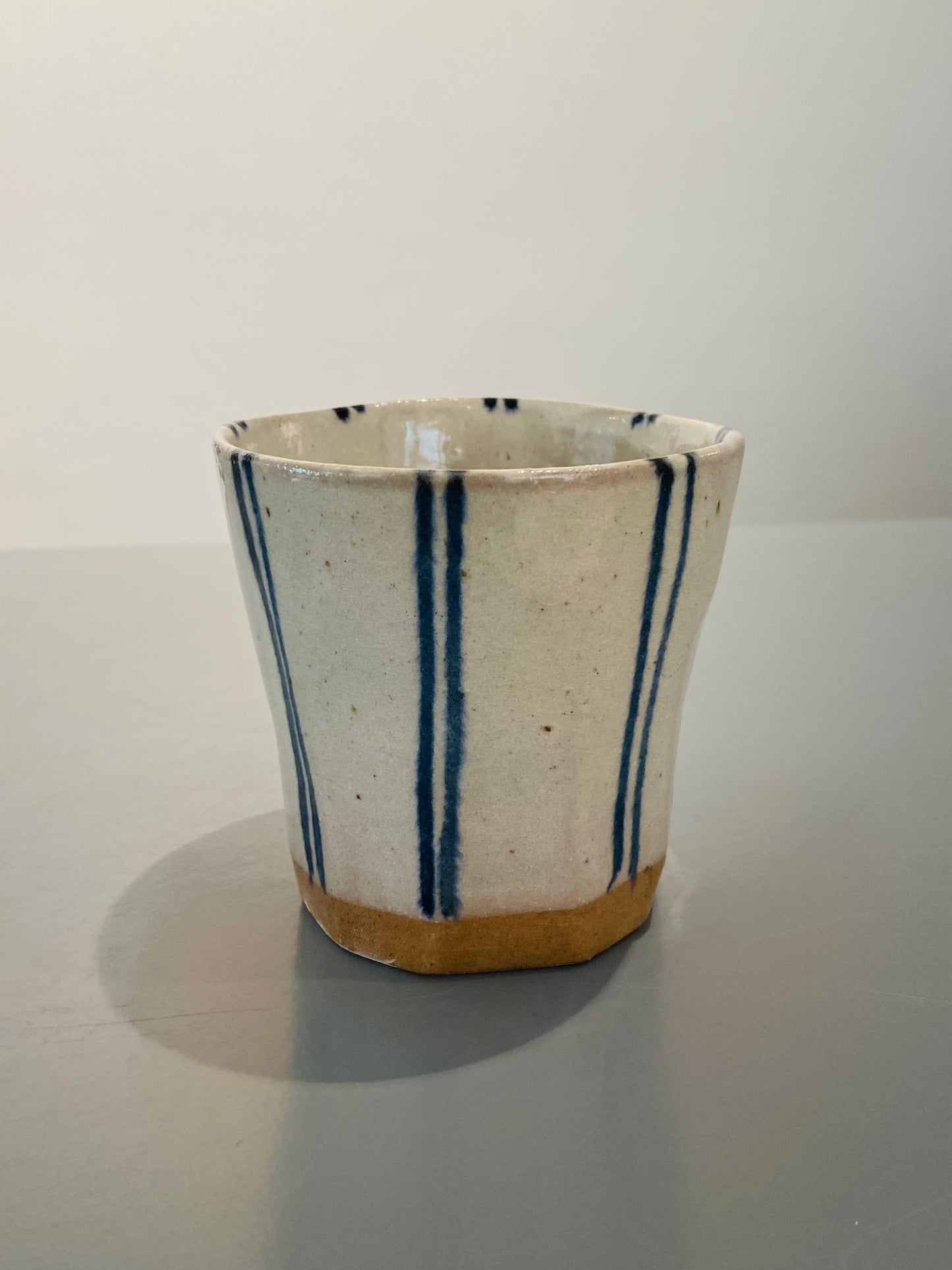 Stort håndmalet keramikkrus med striber