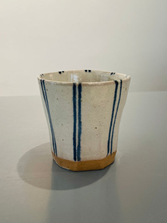 Stort håndmalet keramikkrus med striber