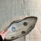 Håndlavet fad med grå glasur og brune prikker