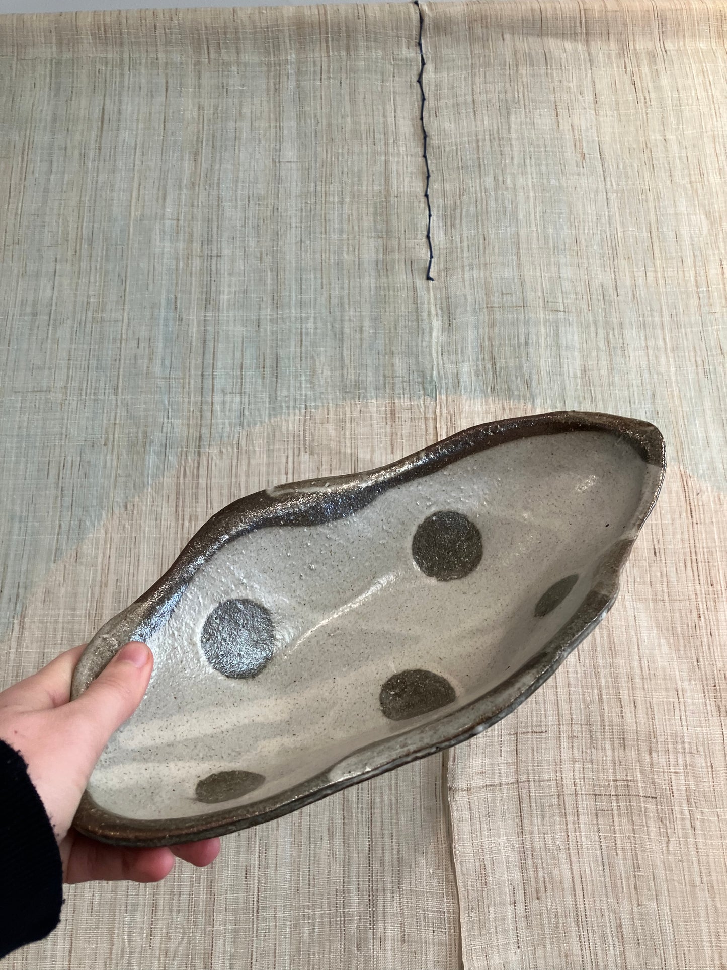 Håndlavet fad med grå glasur og brune prikker
