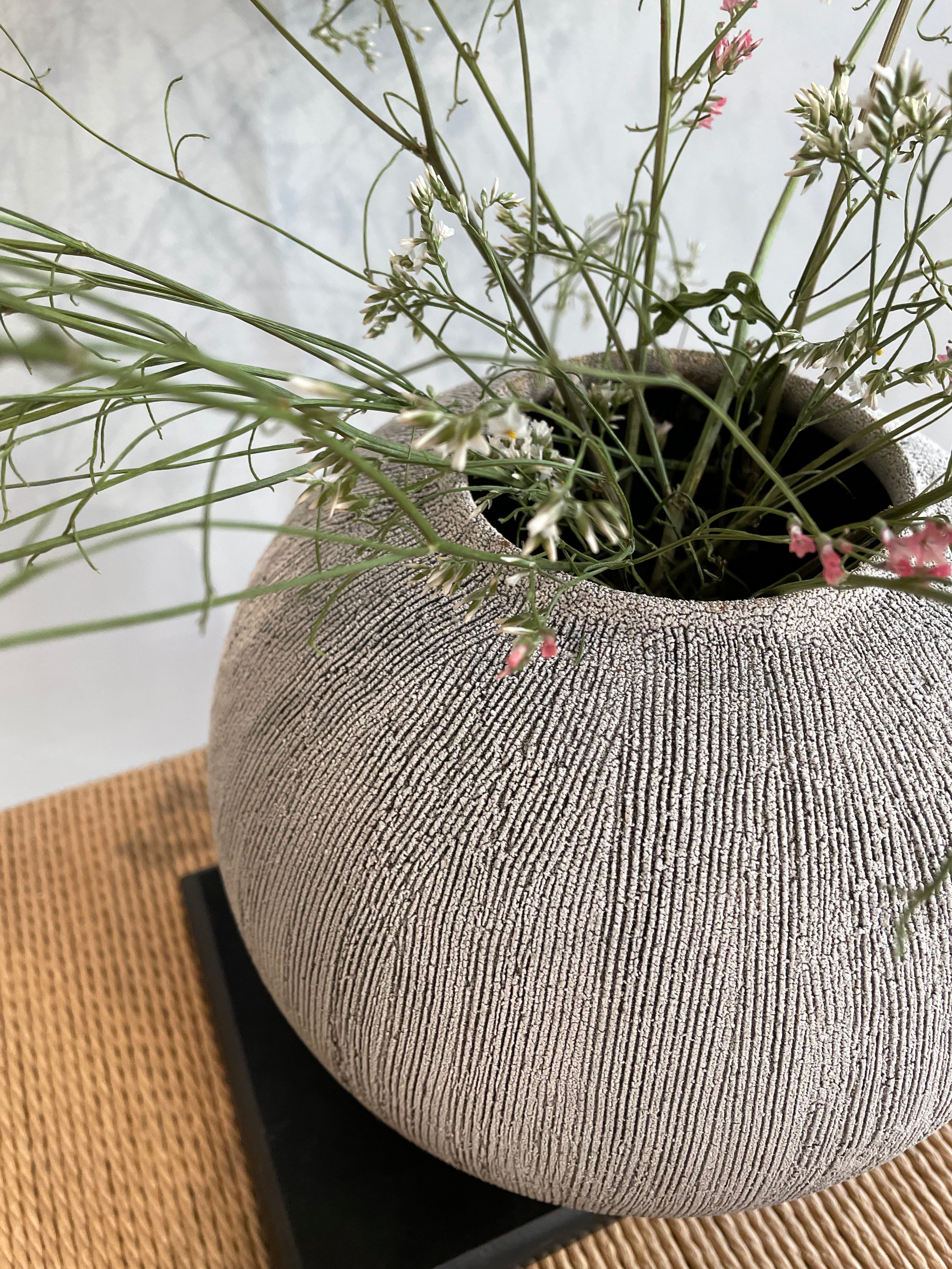 Vase - Stor rund rustik i sort og grå